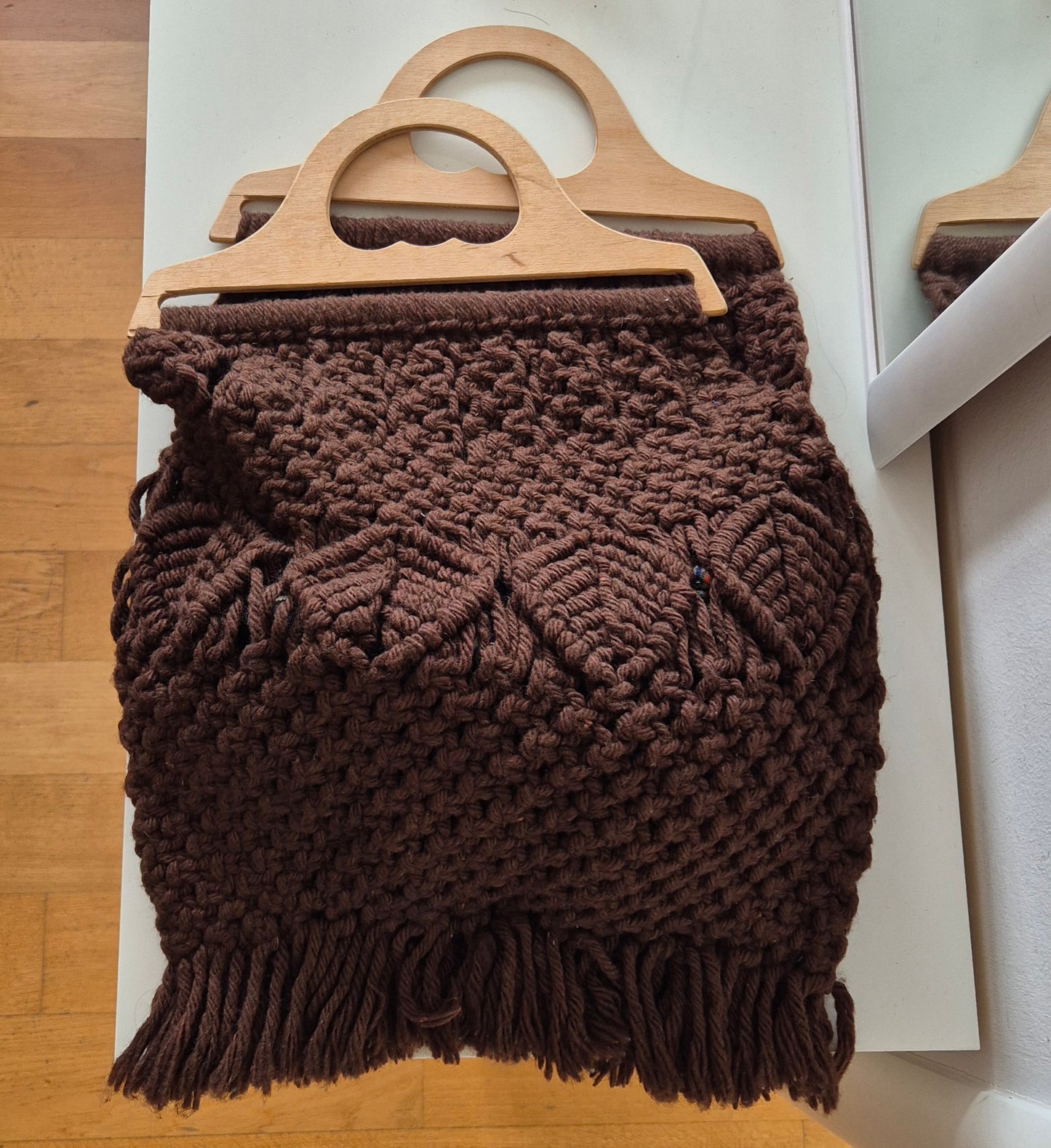 vintage pletena torba s drvenim ručkama