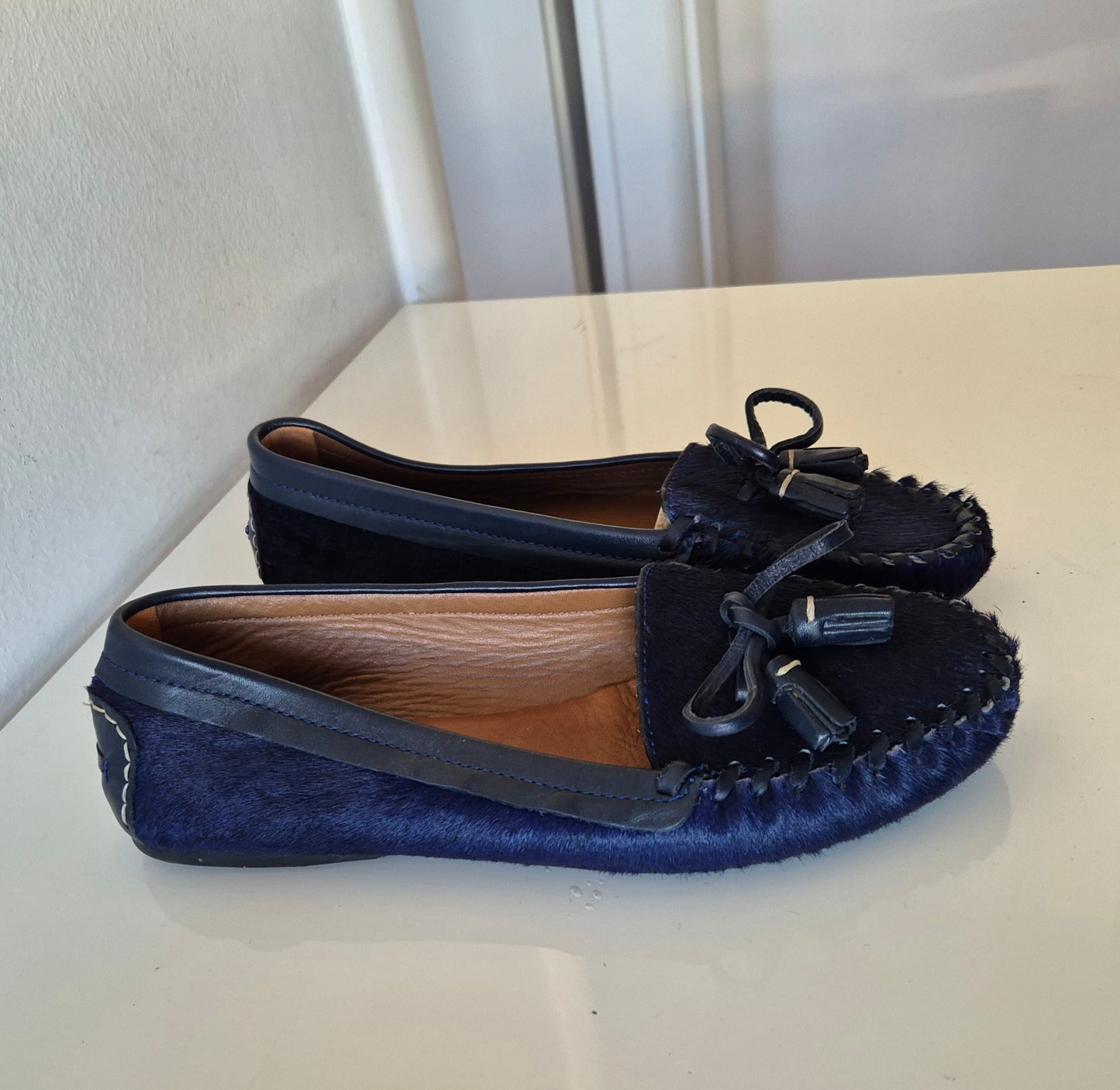 ZARA tamnoplave cipele, koža i dlaka, broj 39, nove