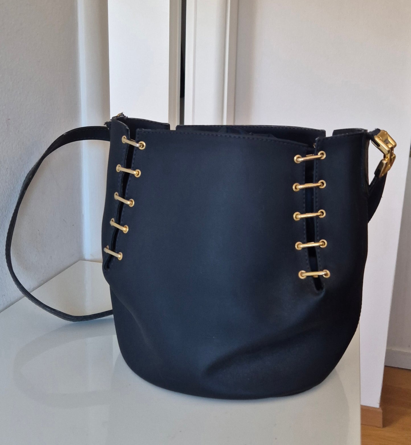 savršena vintage bucket torba, tamnoplava sa zlatnim