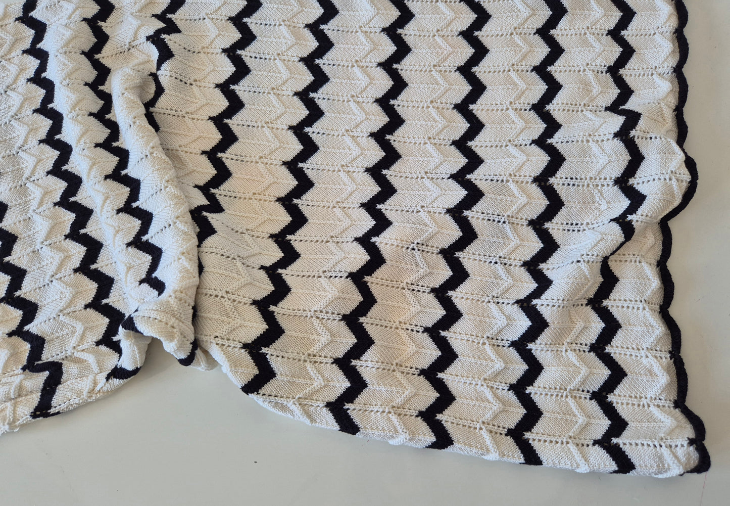 pleteni zig-zag top odličnog kroja, novi