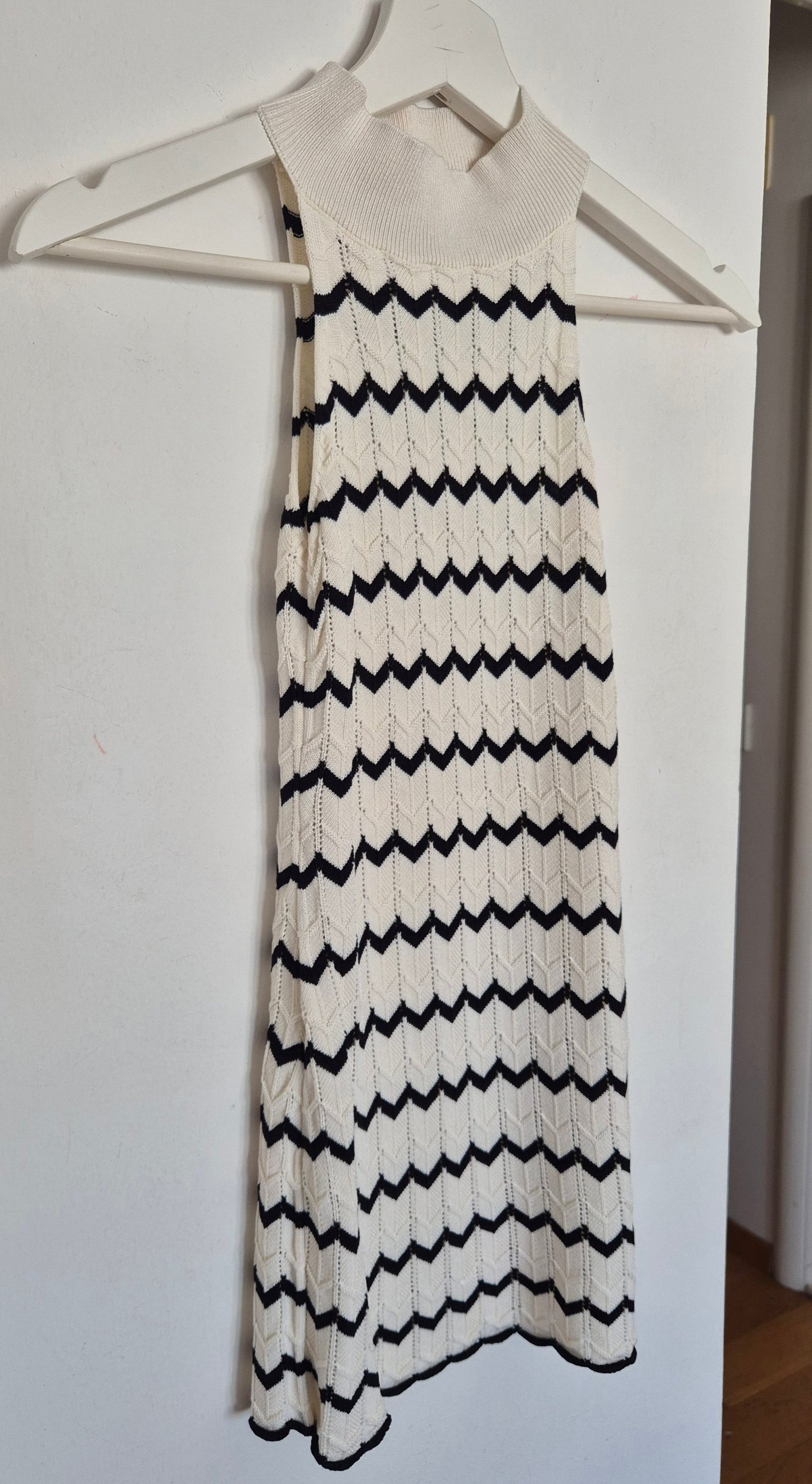pleteni zig-zag top odličnog kroja, novi
