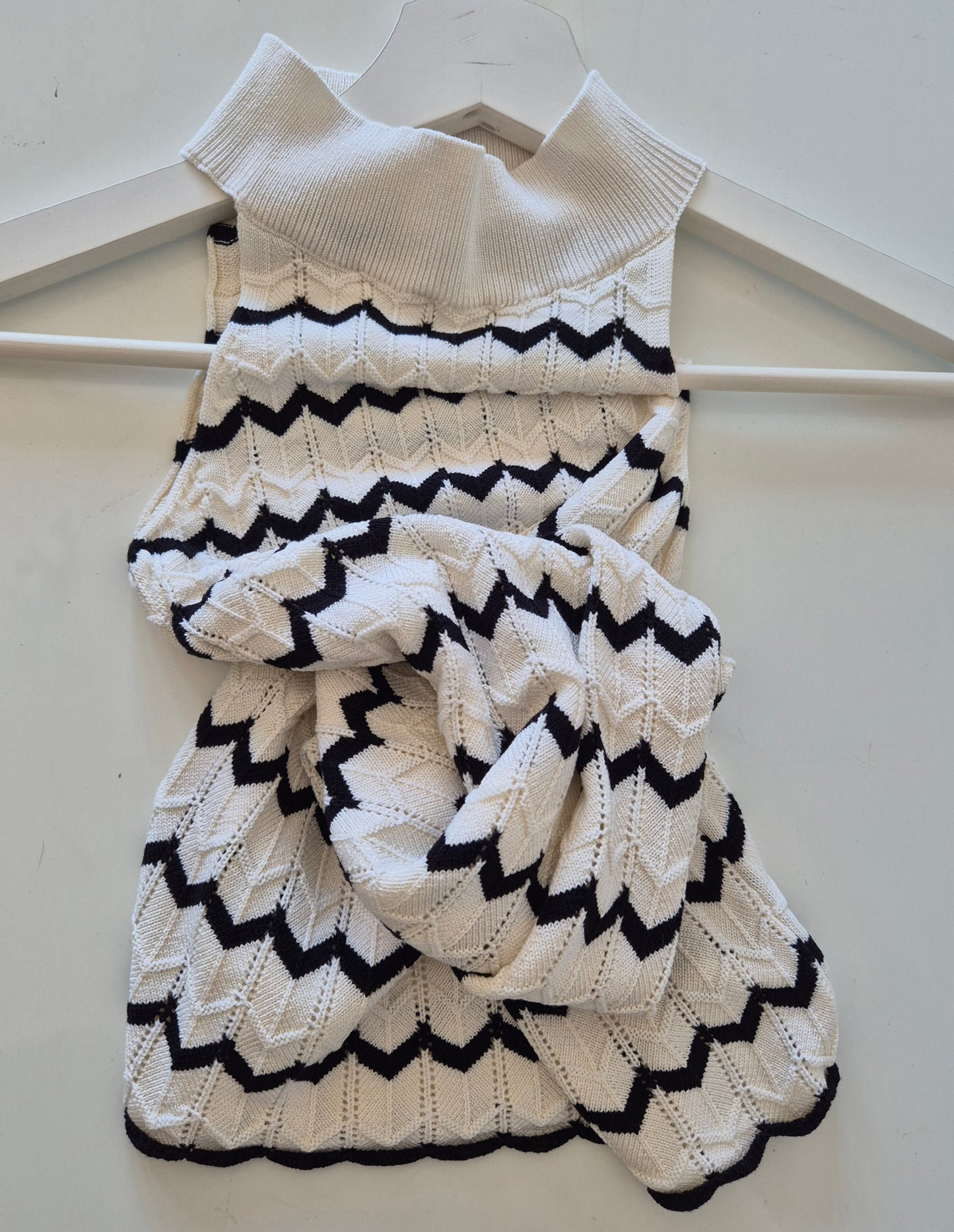 pleteni zig-zag top odličnog kroja, novi