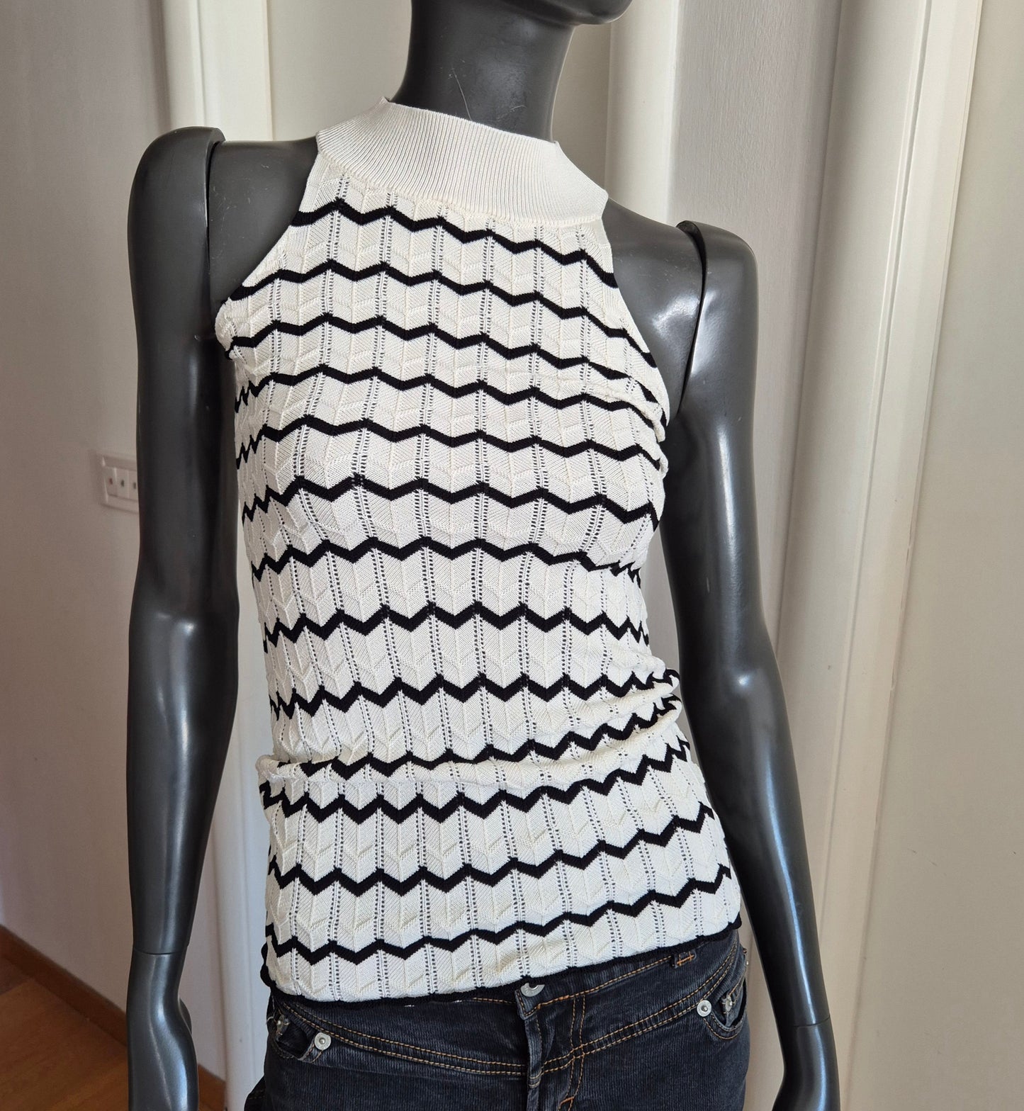 pleteni zig-zag top odličnog kroja, novi