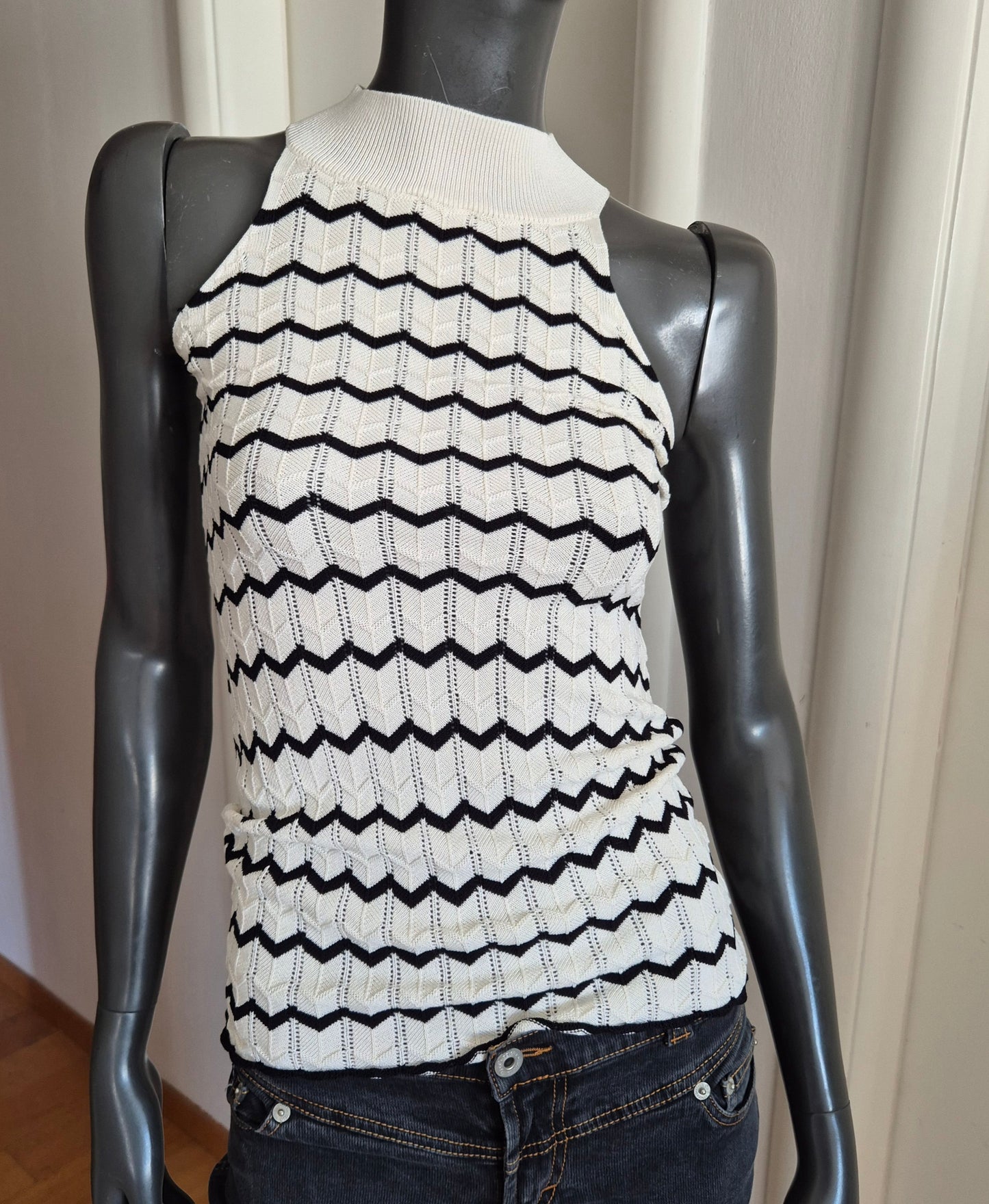 pleteni zig-zag top odličnog kroja, novi