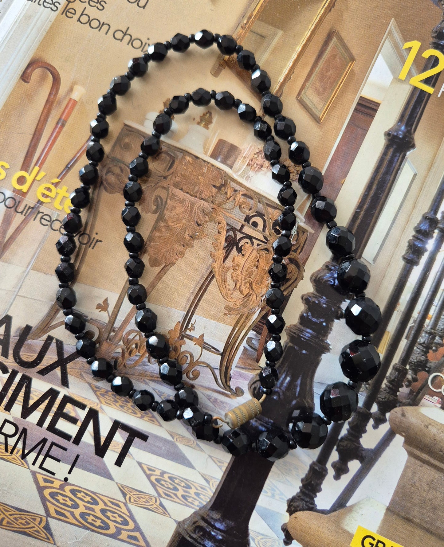 vintage ogrlica od presijavajućih crnih perli 🖤