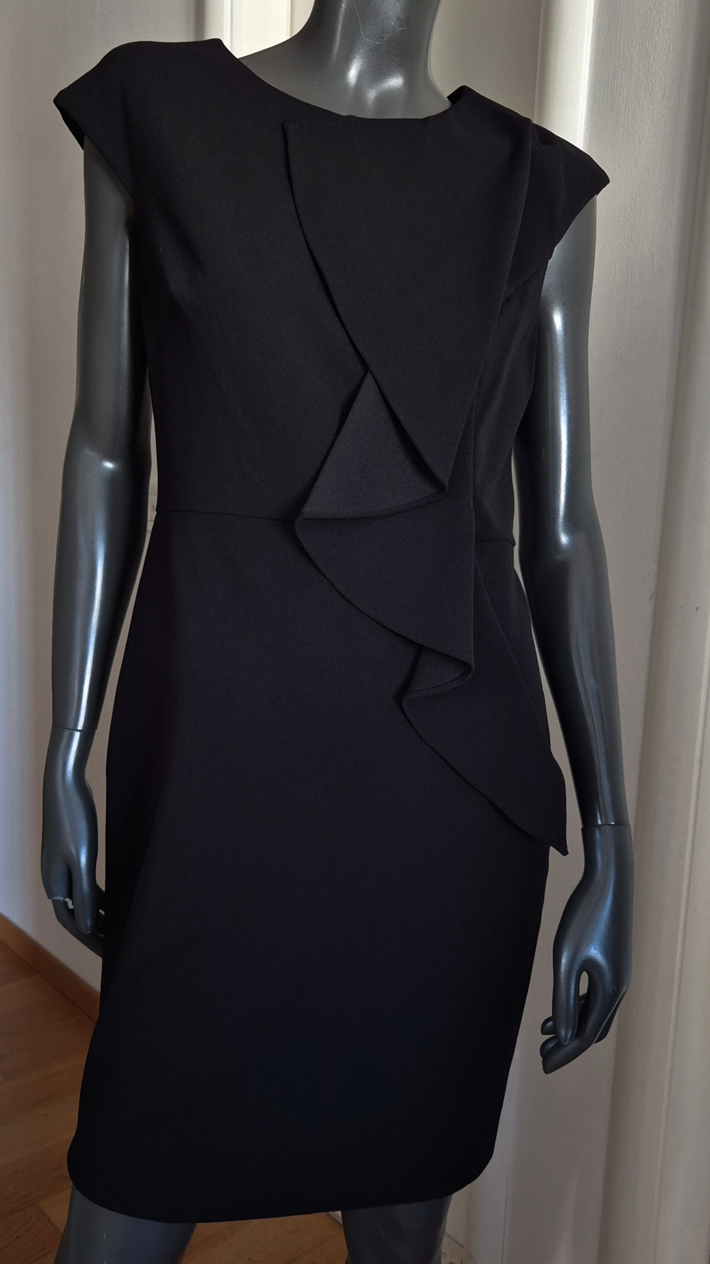 DONNA KARAN crna haljina s volanom
