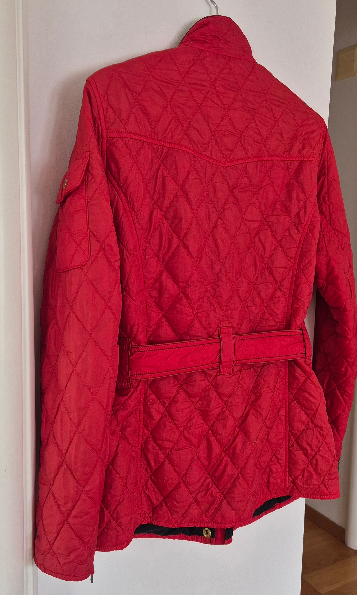 BARBOUR crvena proštepana jakna s remenom