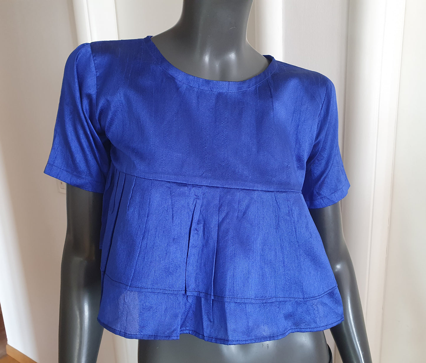 predobar vintage crop top od (vjerojatno) svile, novi