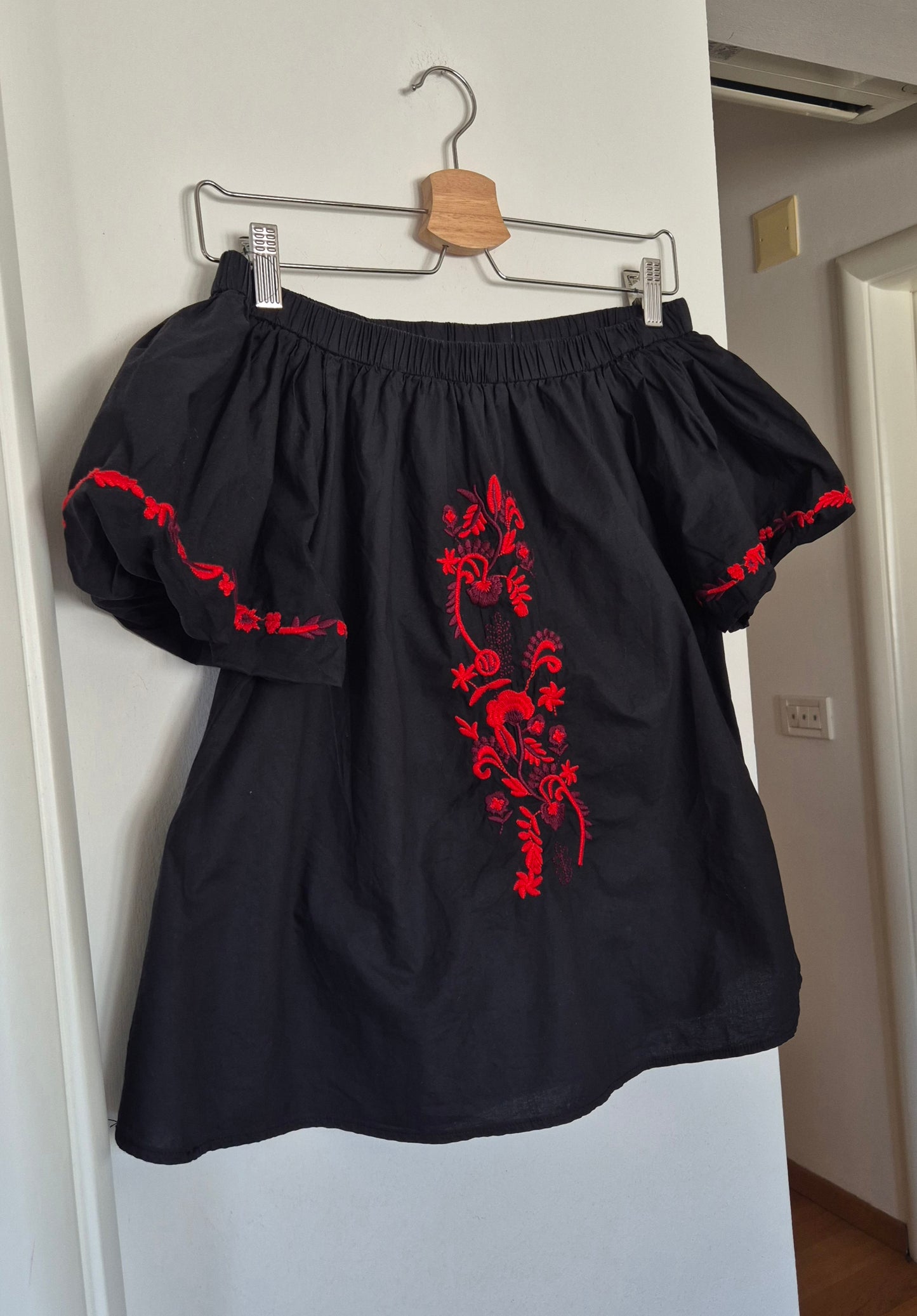 crna bluza s vezom