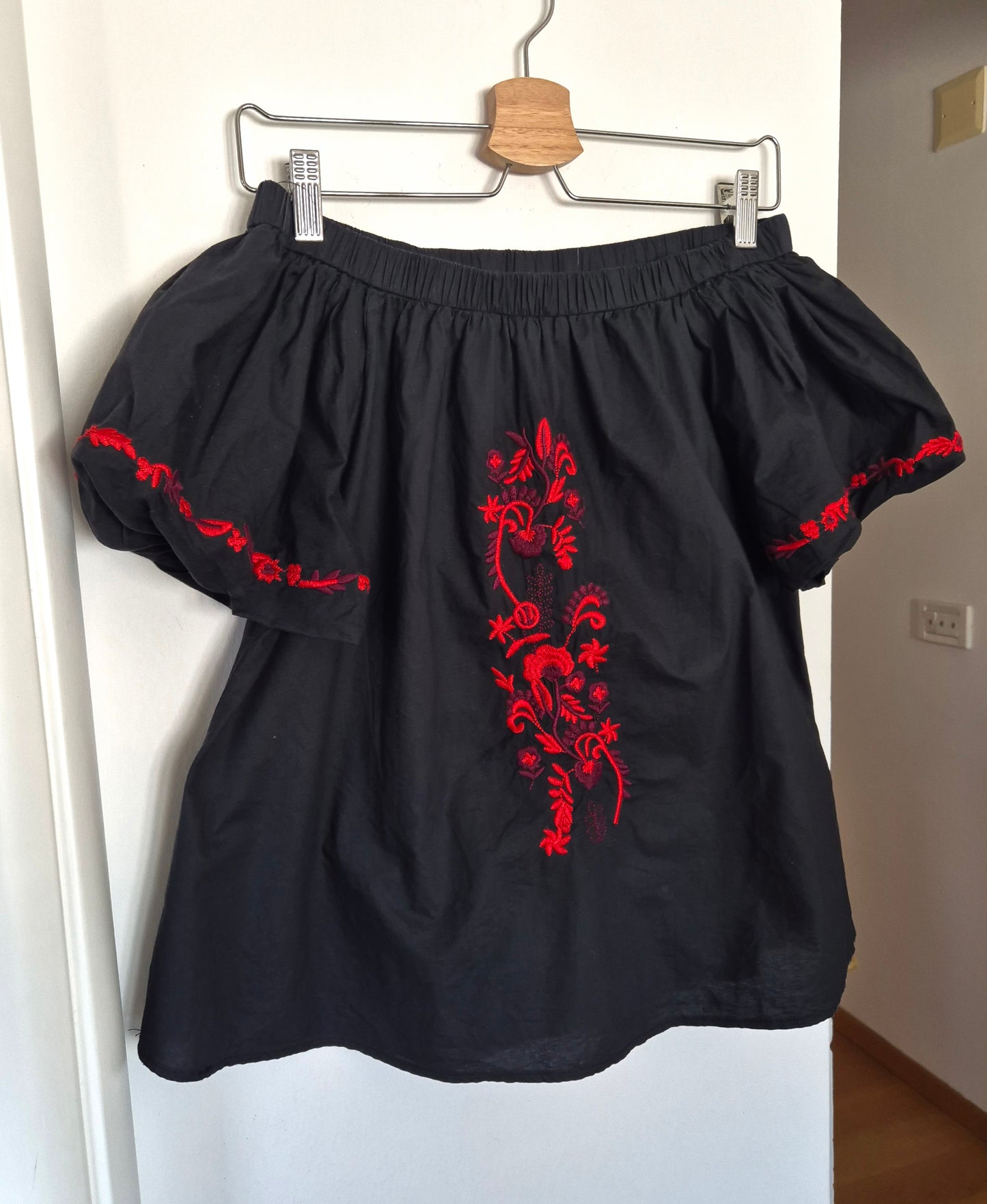 crna bluza s vezom