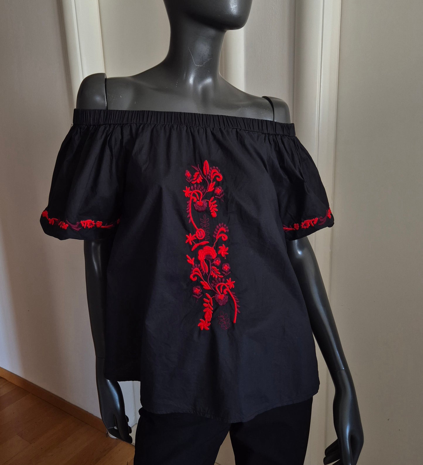 crna bluza s vezom