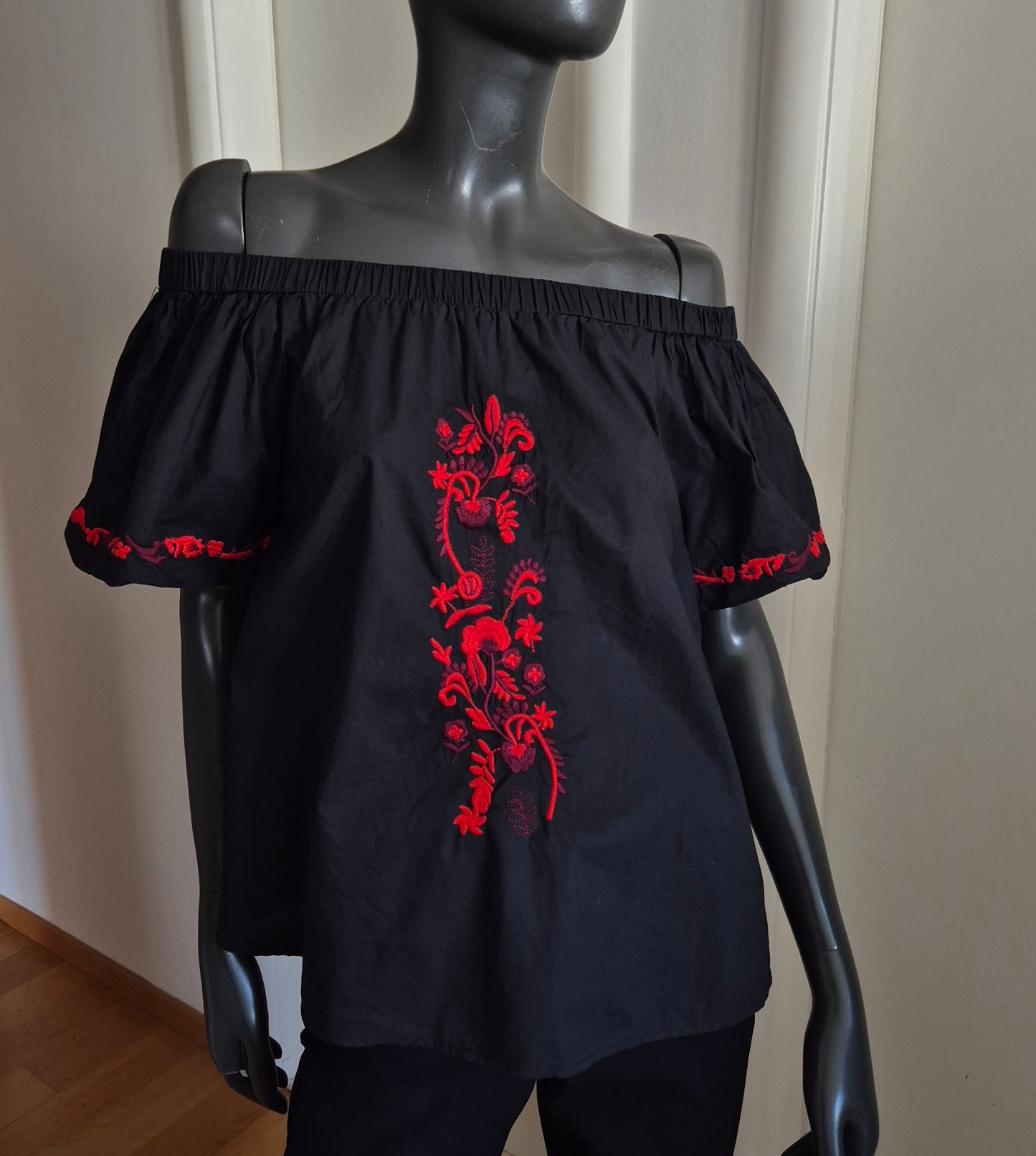 crna bluza s vezom