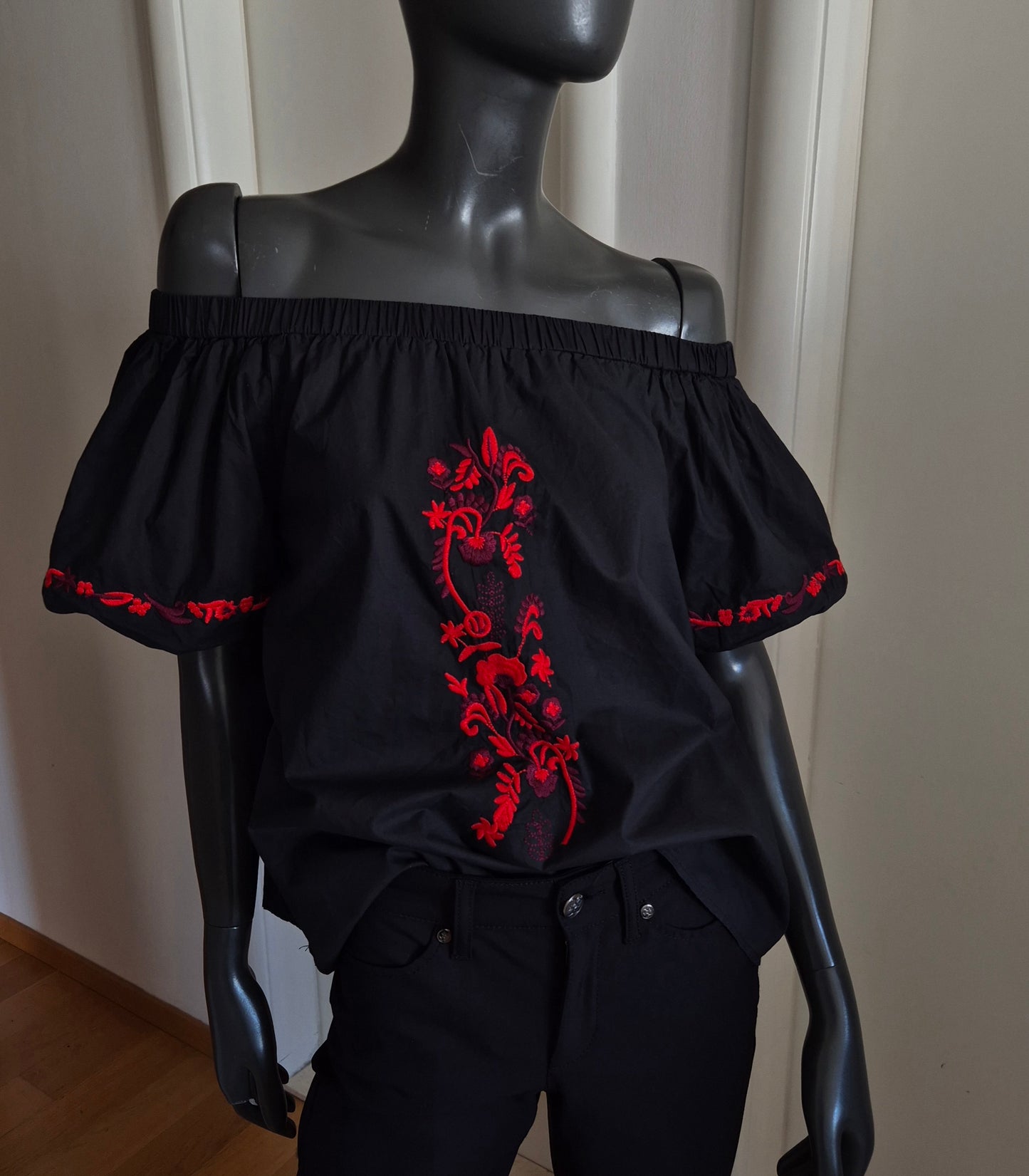 crna bluza s vezom