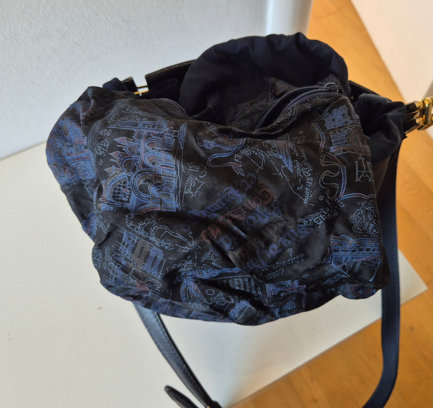 savršena vintage bucket torba, tamnoplava sa zlatnim