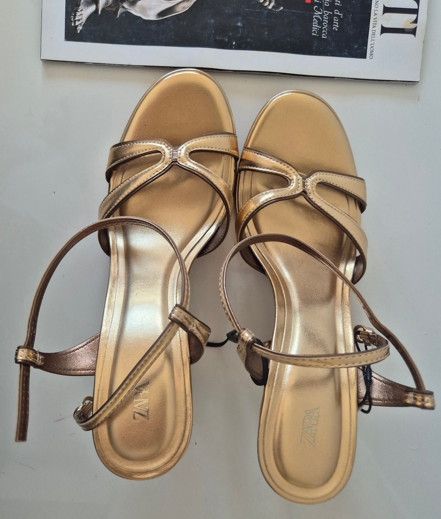 ZARA zlatne sandale, nove (s etiketom), broj 40