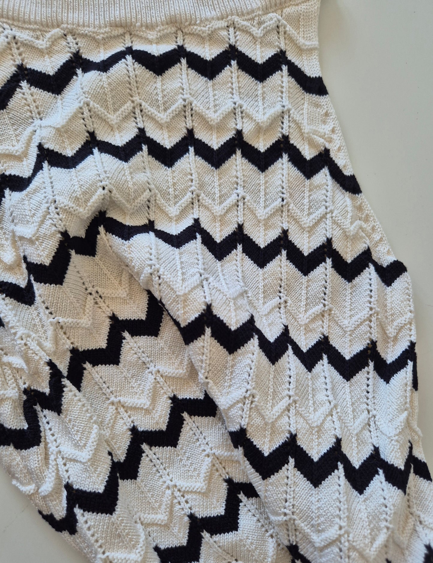 pleteni zig-zag top odličnog kroja, novi