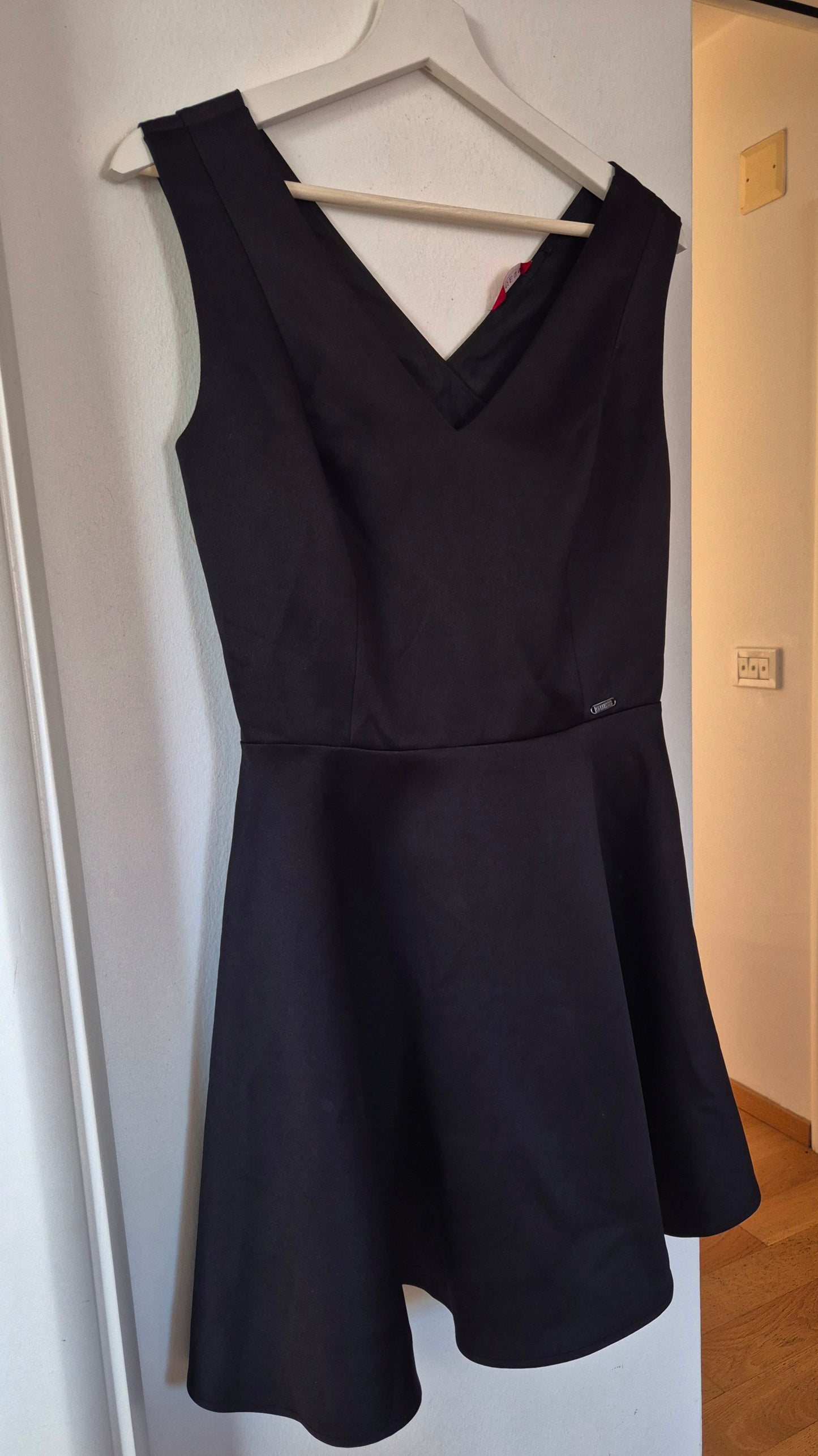 GUESS mala crna haljina