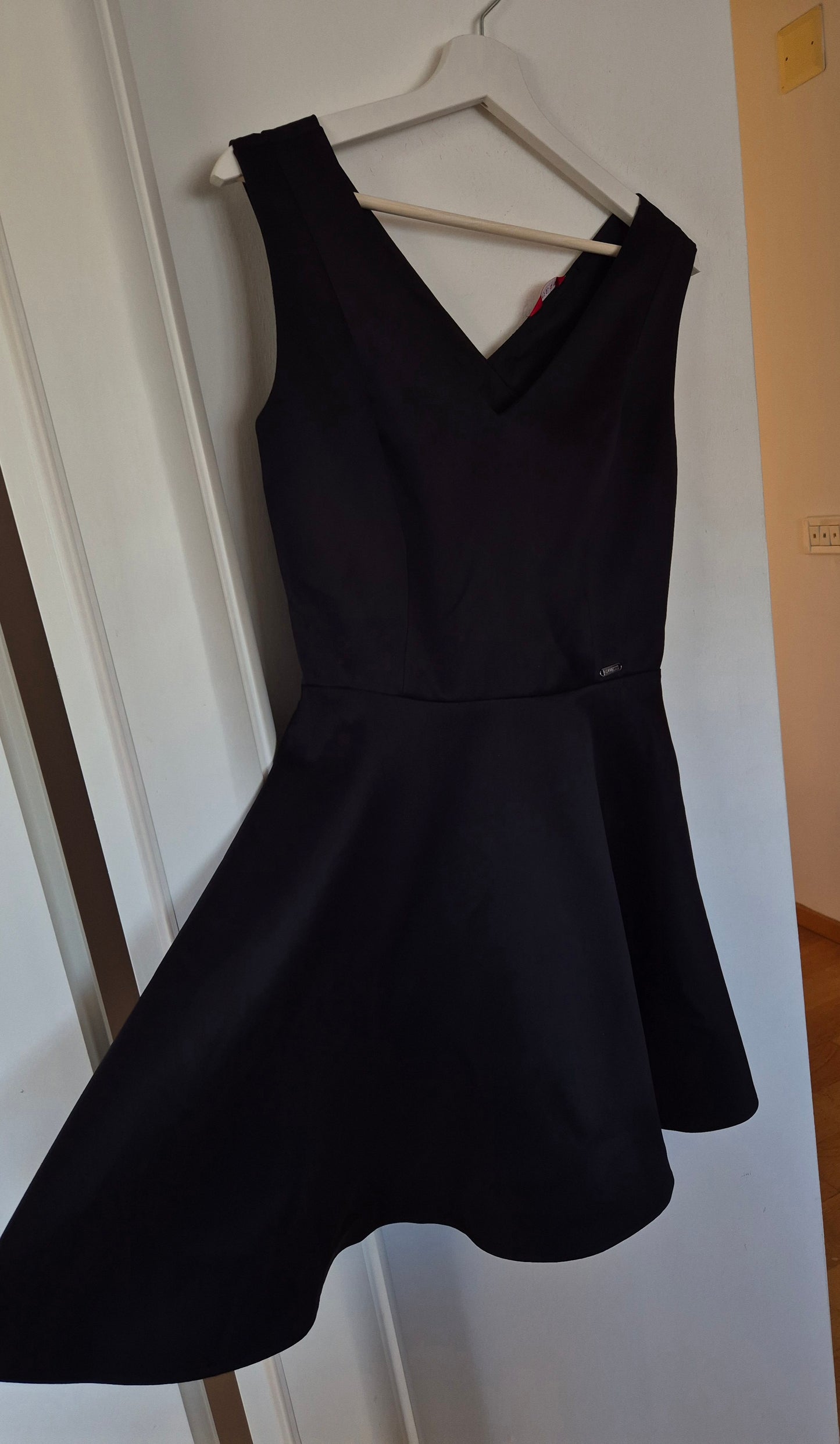 GUESS mala crna haljina