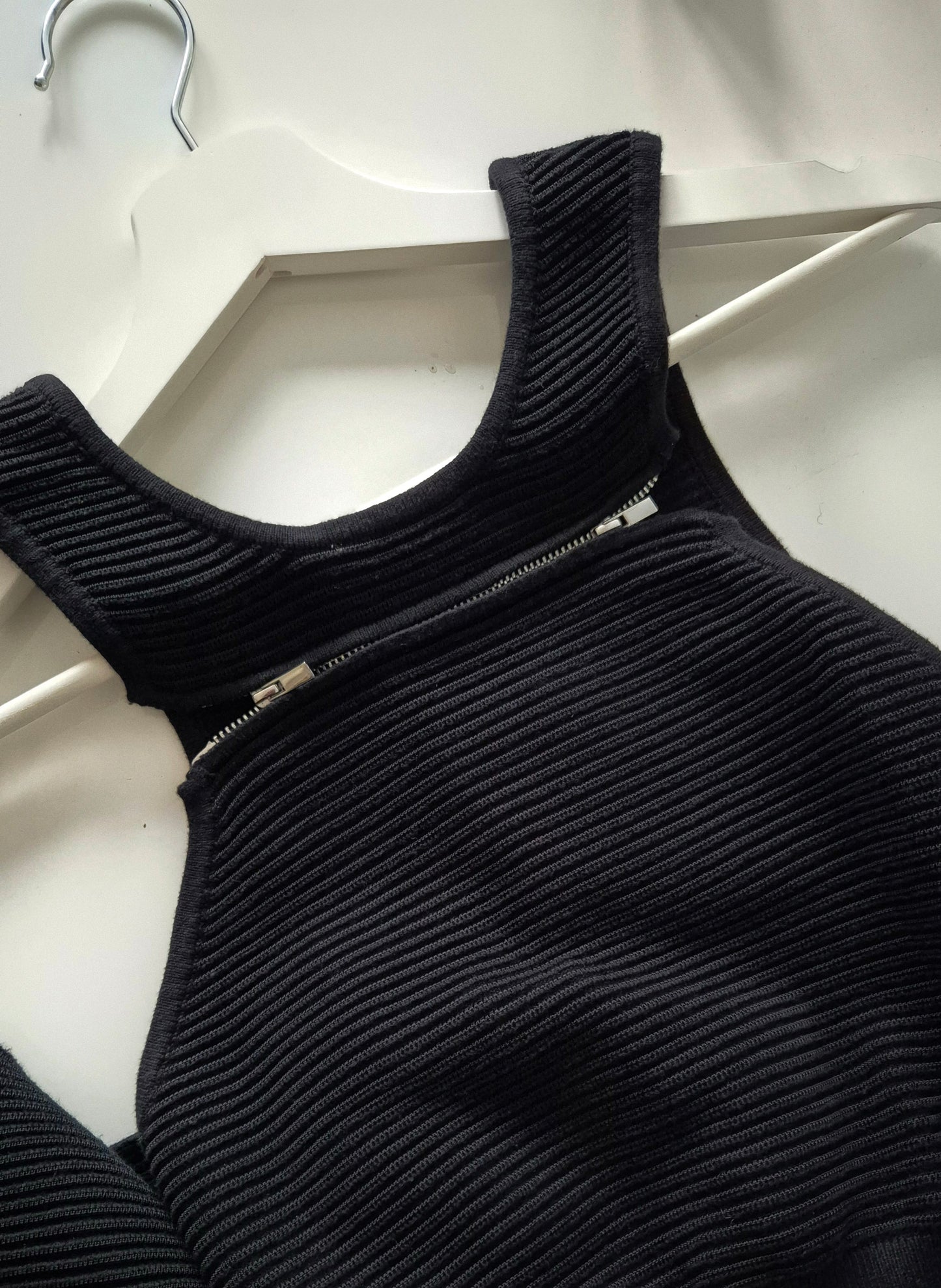 CLAUDIE PIERLOT rebrasta pletena haljina