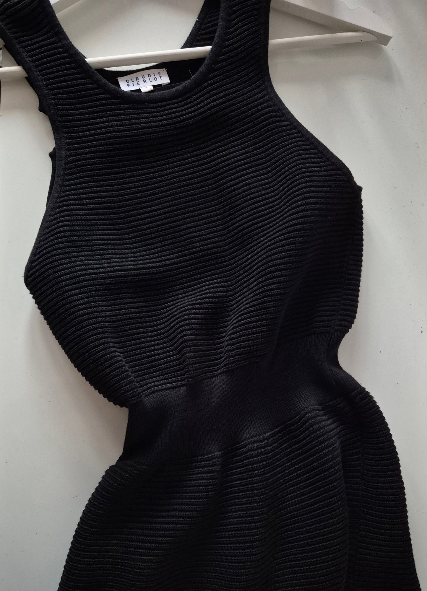 CLAUDIE PIERLOT rebrasta pletena haljina