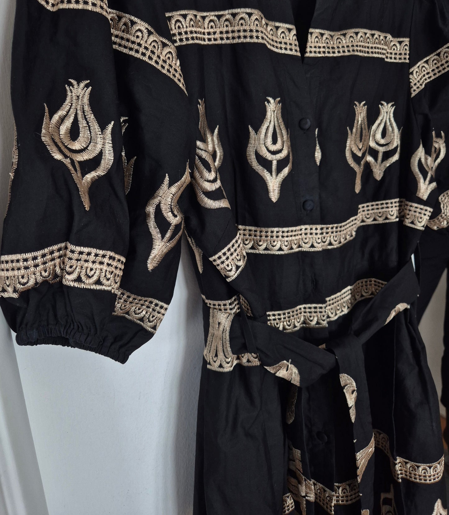 prekrasna crna haljina sa zlatnim vezom, popelin