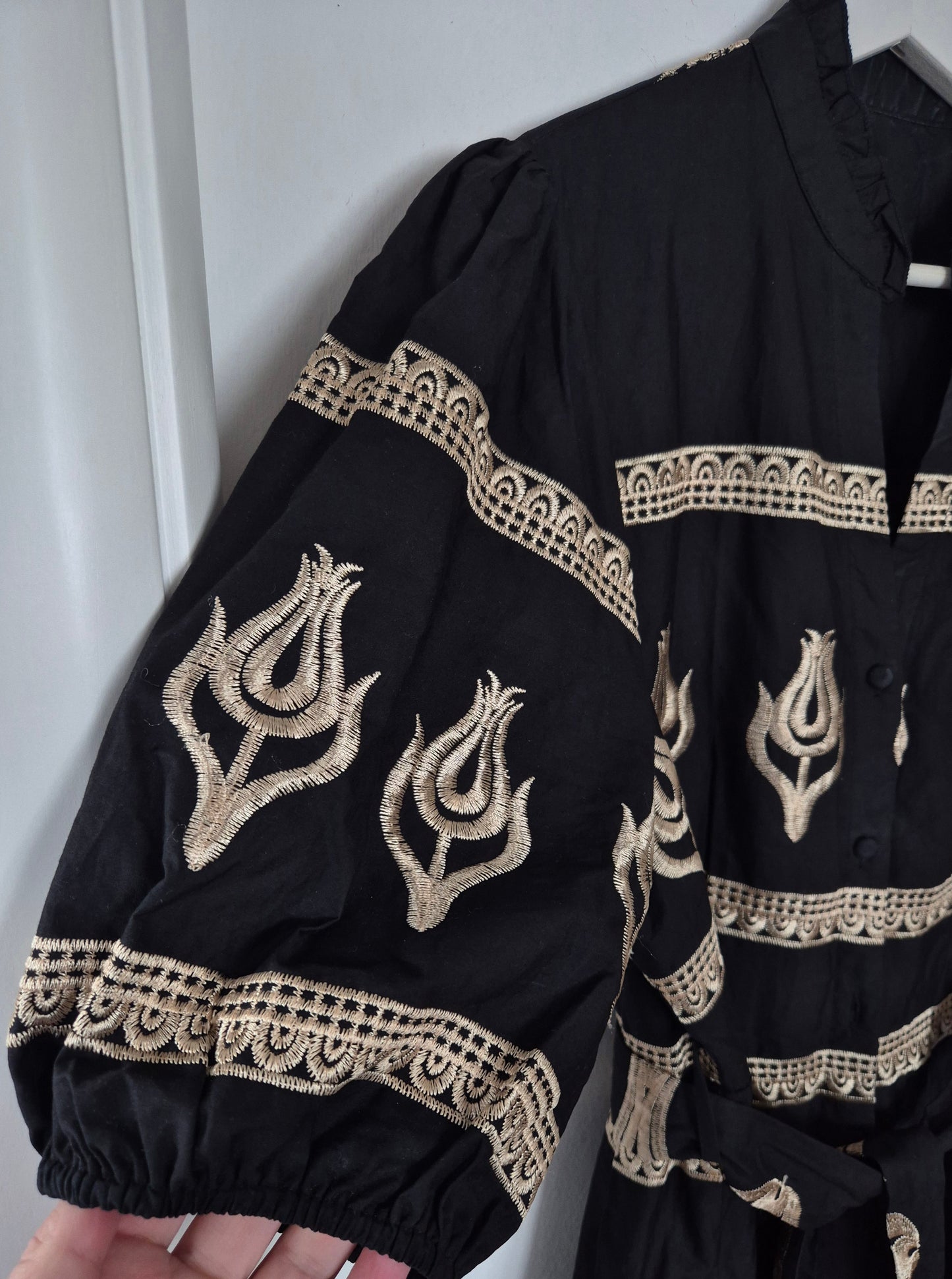 prekrasna crna haljina sa zlatnim vezom, popelin