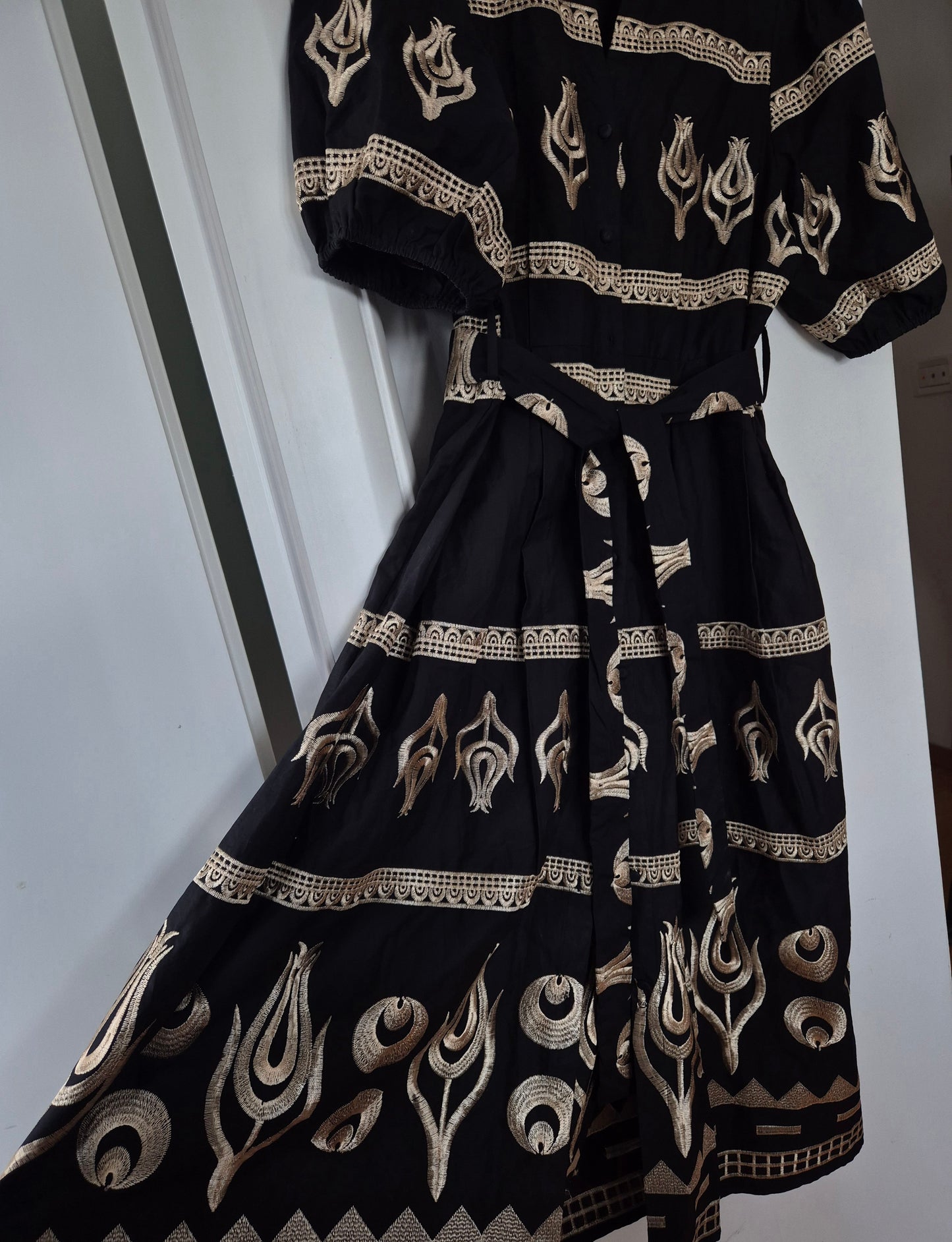 prekrasna crna haljina sa zlatnim vezom, popelin