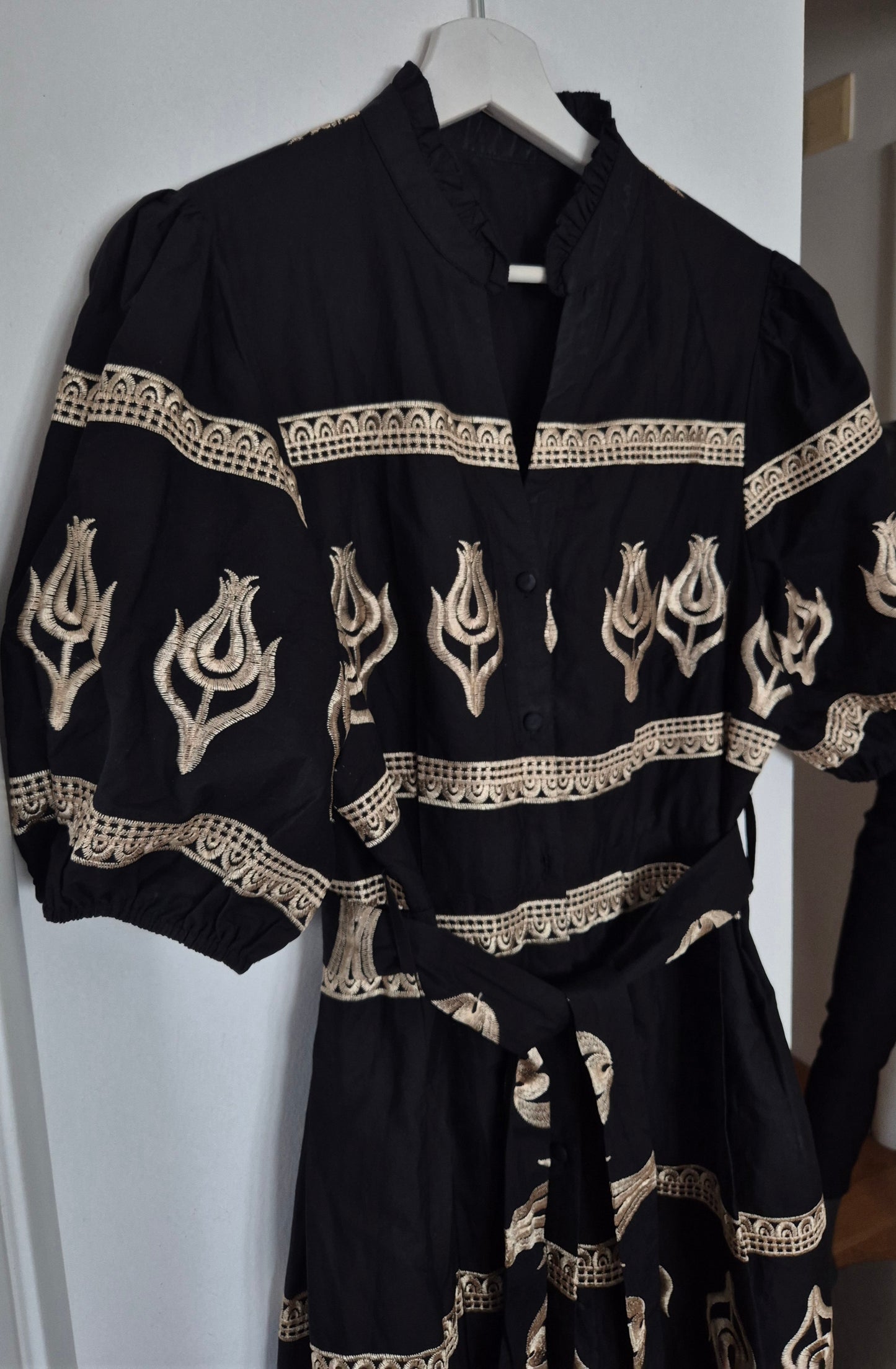 prekrasna crna haljina sa zlatnim vezom, popelin