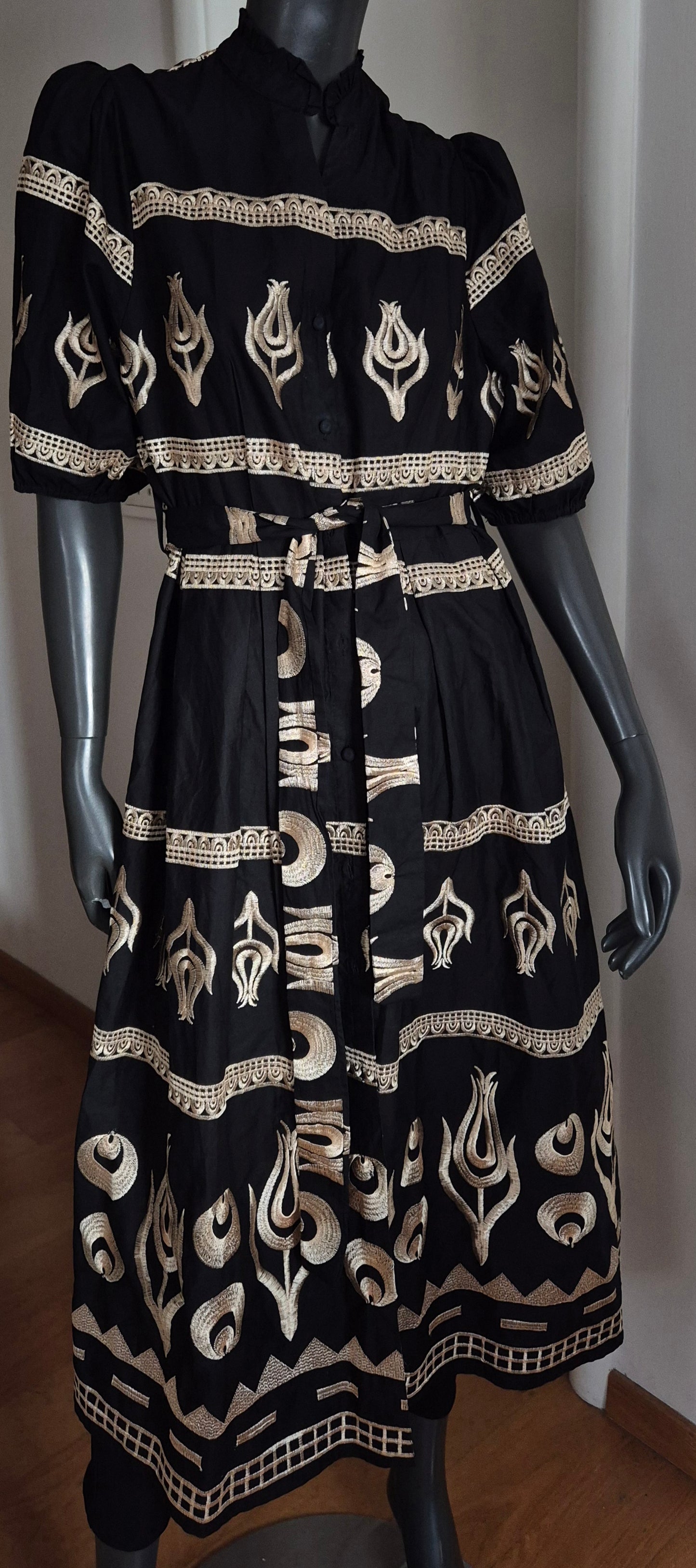 prekrasna crna haljina sa zlatnim vezom, popelin