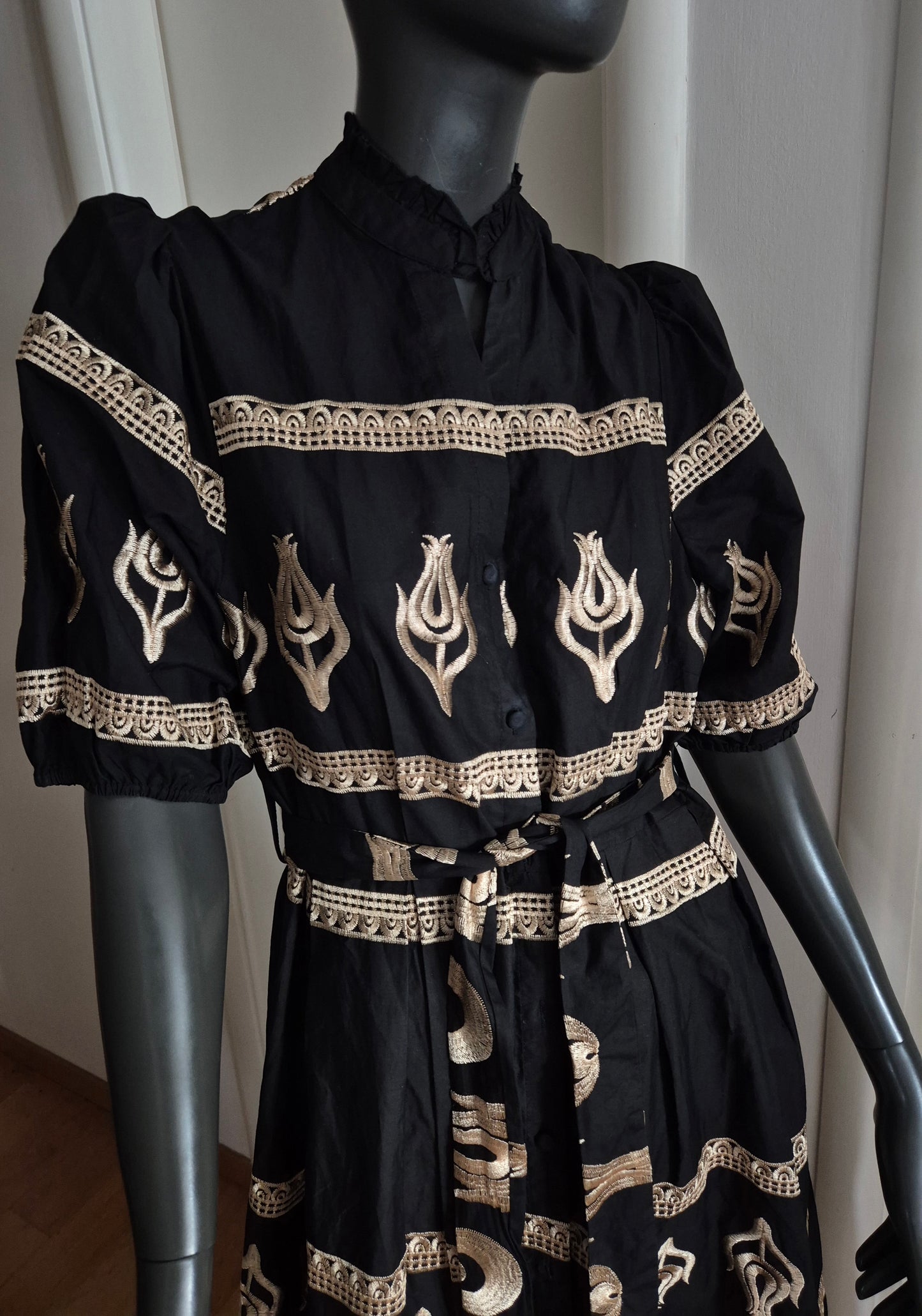 prekrasna crna haljina sa zlatnim vezom, popelin