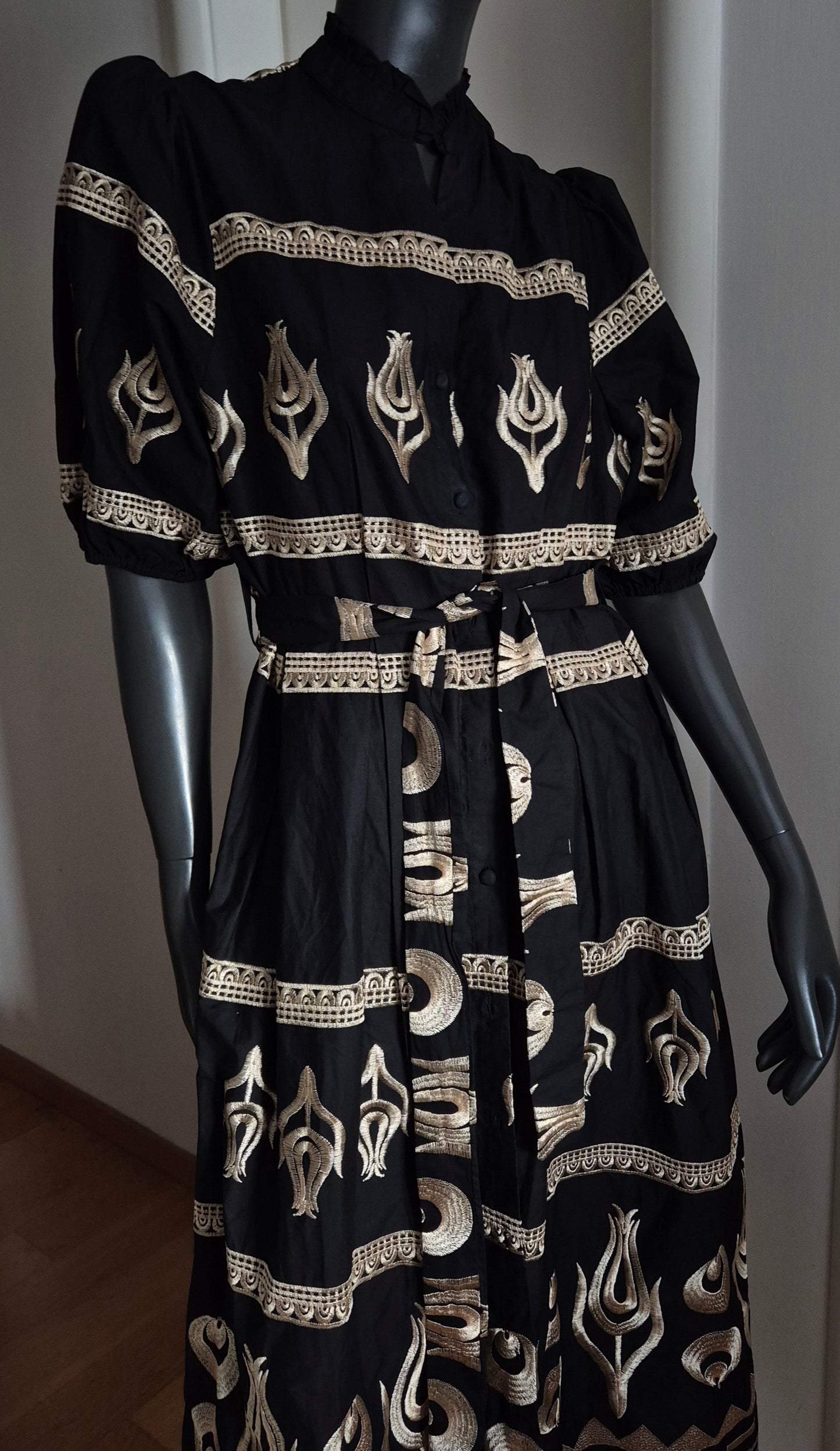 prekrasna crna haljina sa zlatnim vezom, popelin