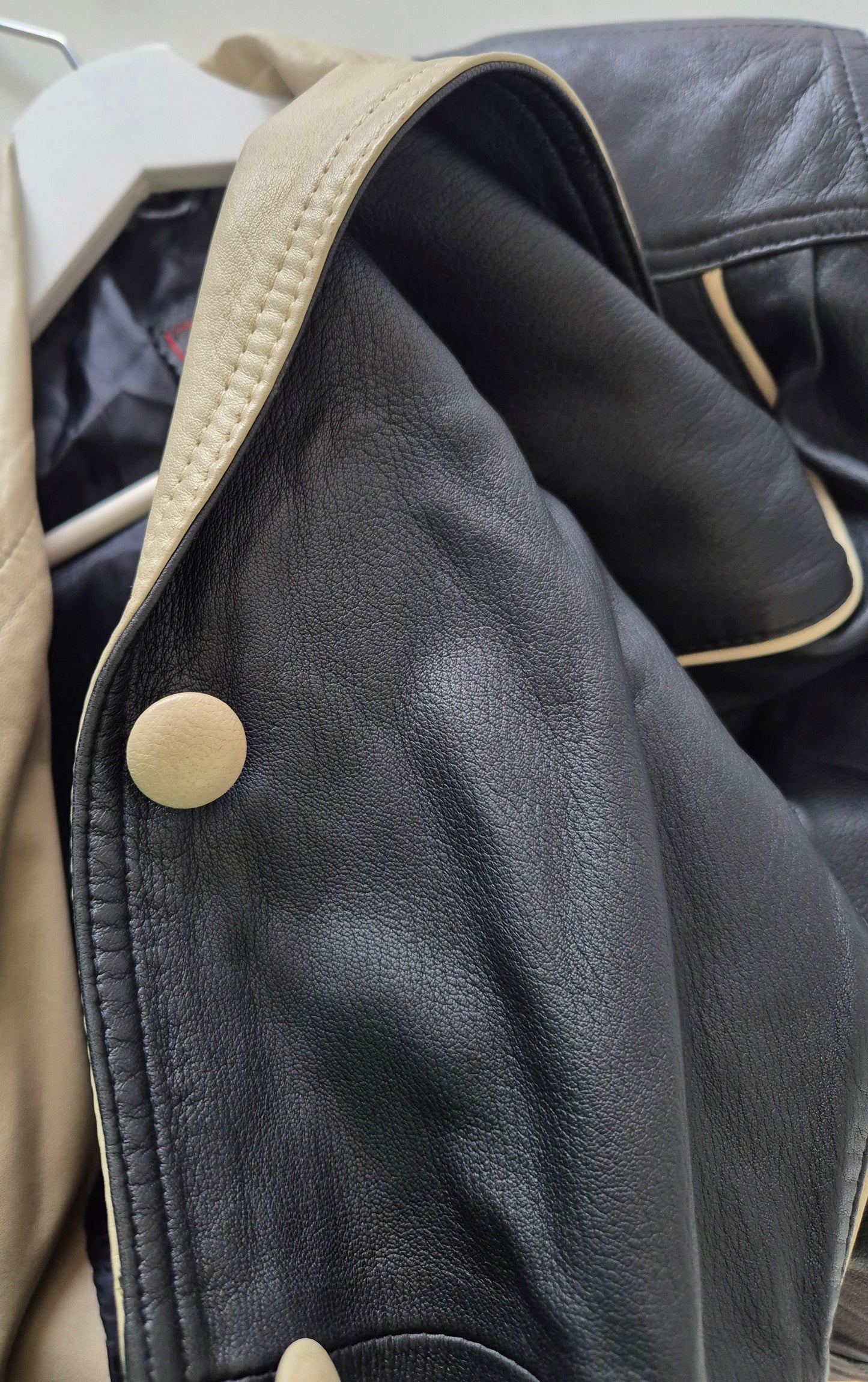 vintage kožna jakna, crna s beige detaljima