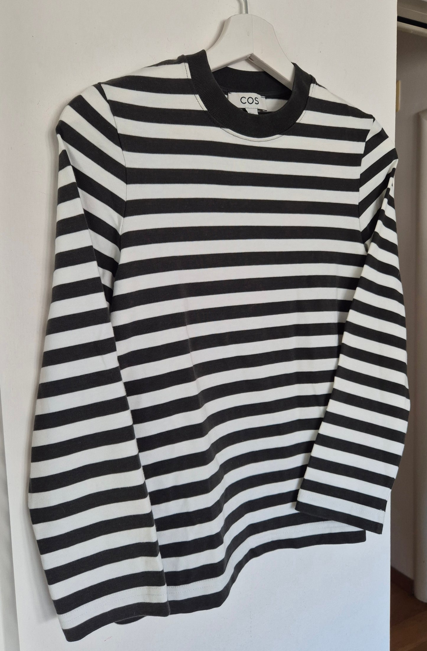 COS prugasta majica