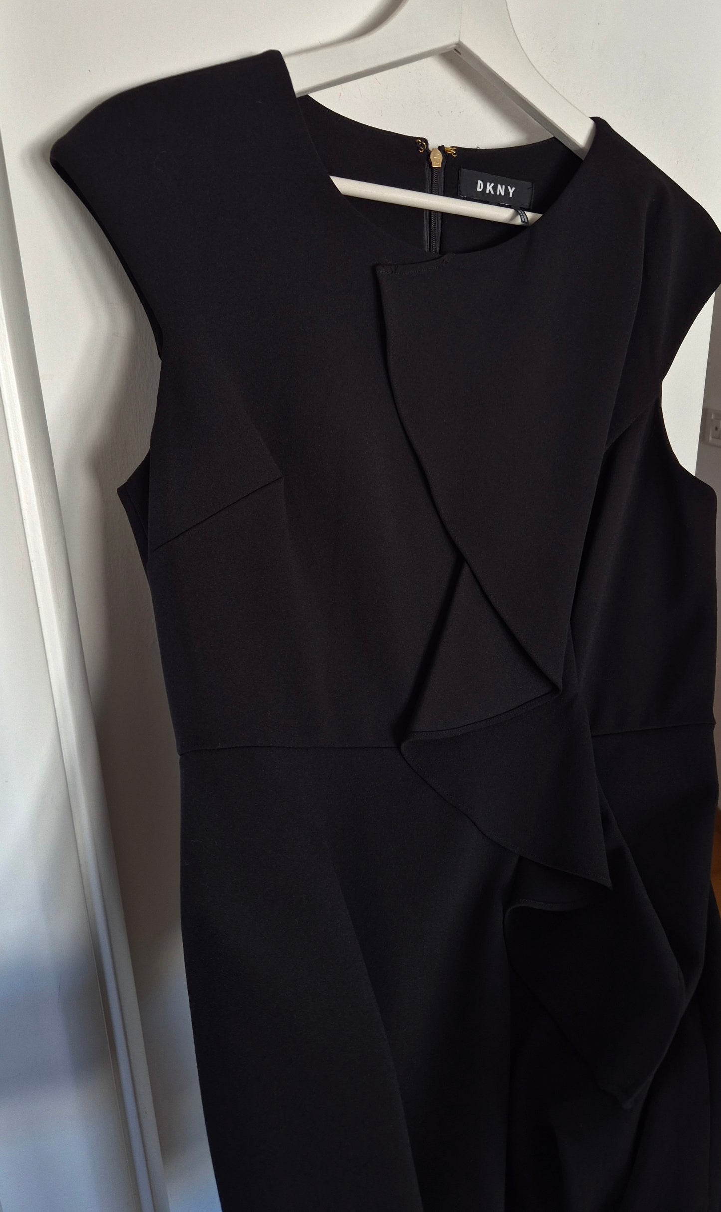 DONNA KARAN crna haljina s volanom