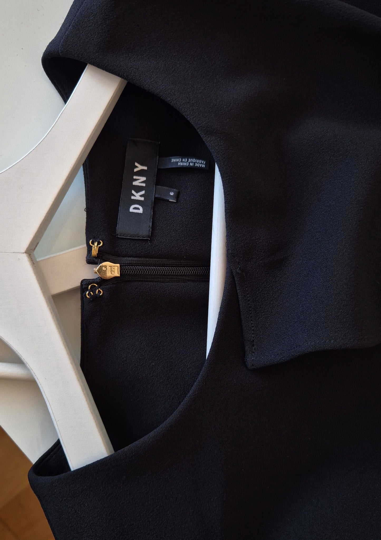 DONNA KARAN crna haljina s volanom