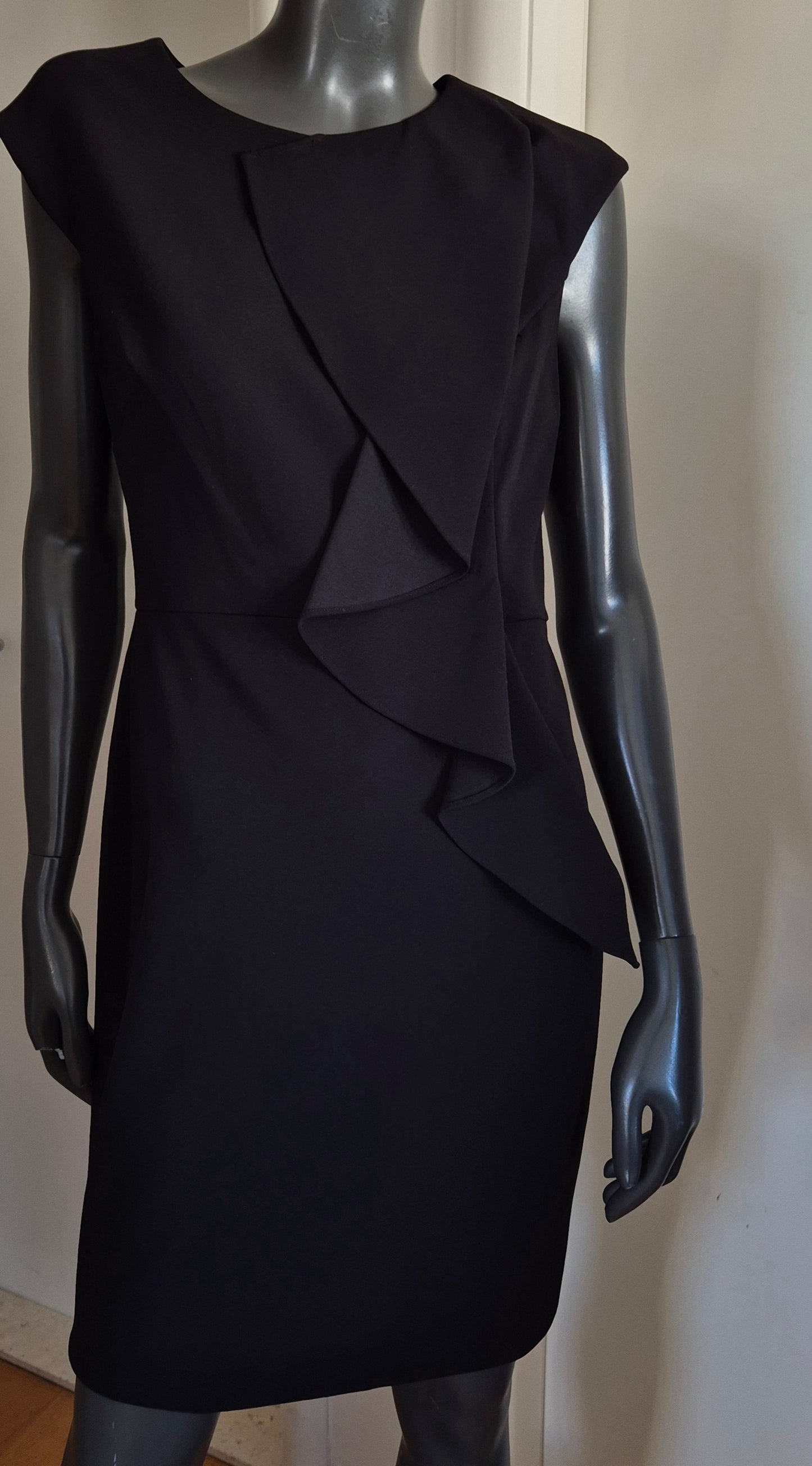 DONNA KARAN crna haljina s volanom