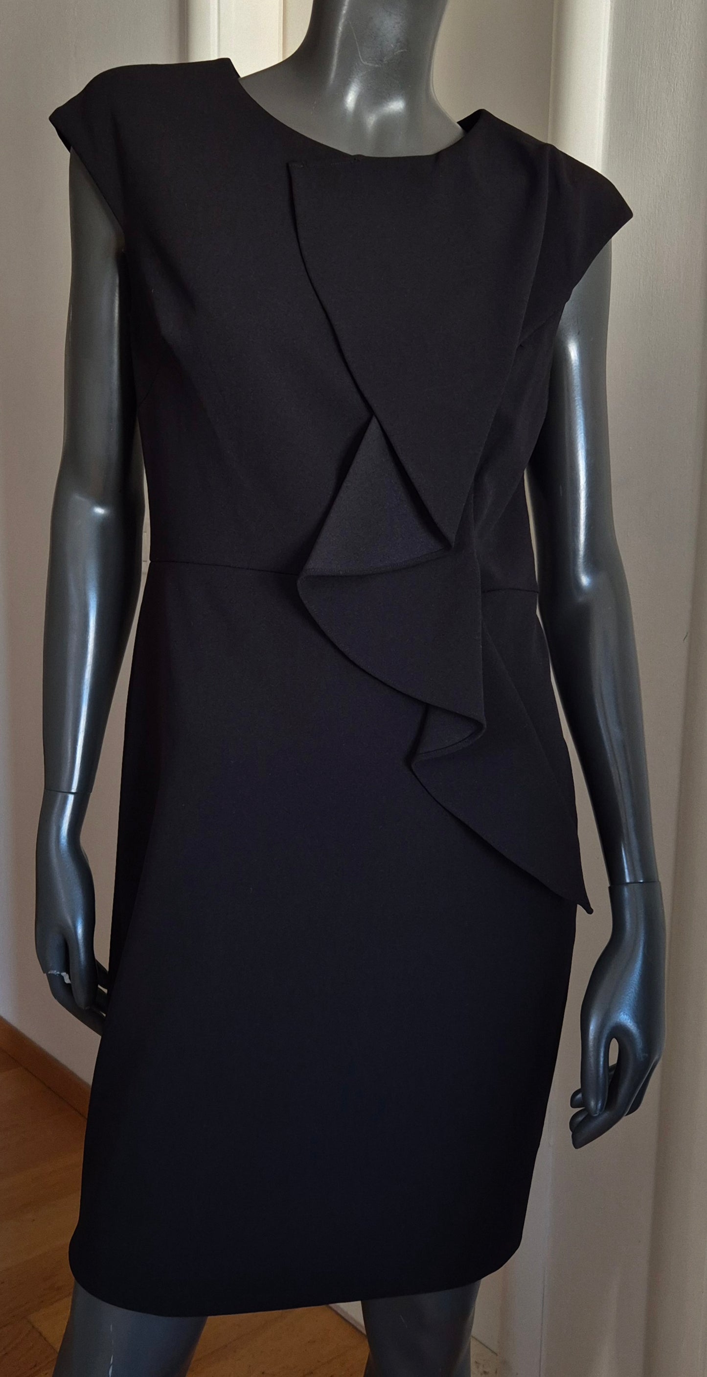 DONNA KARAN crna haljina s volanom