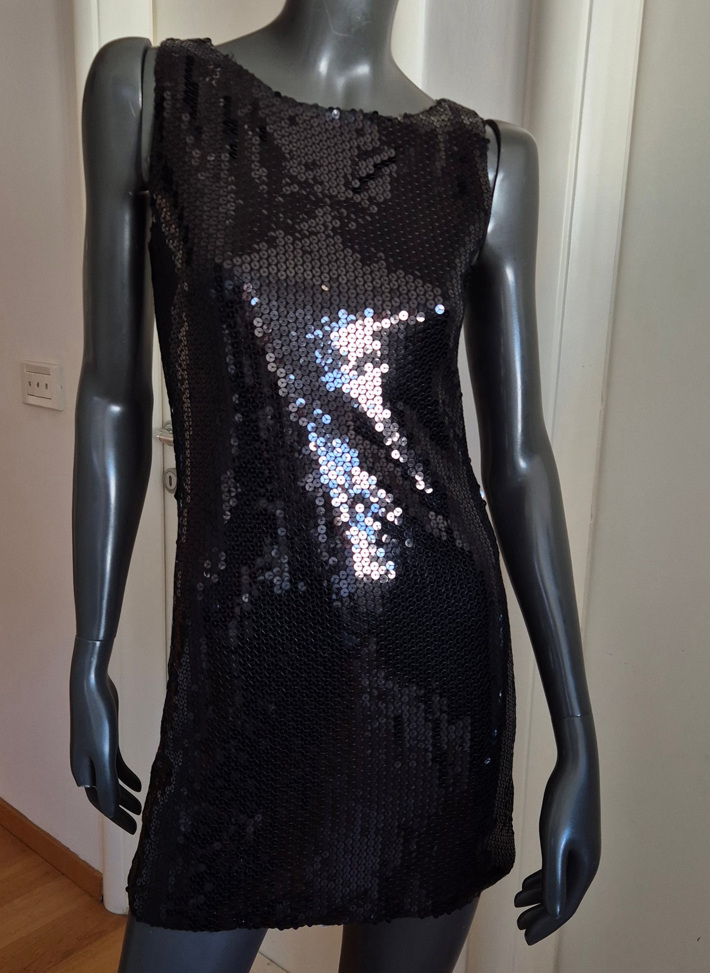 mala crna sequin haljina