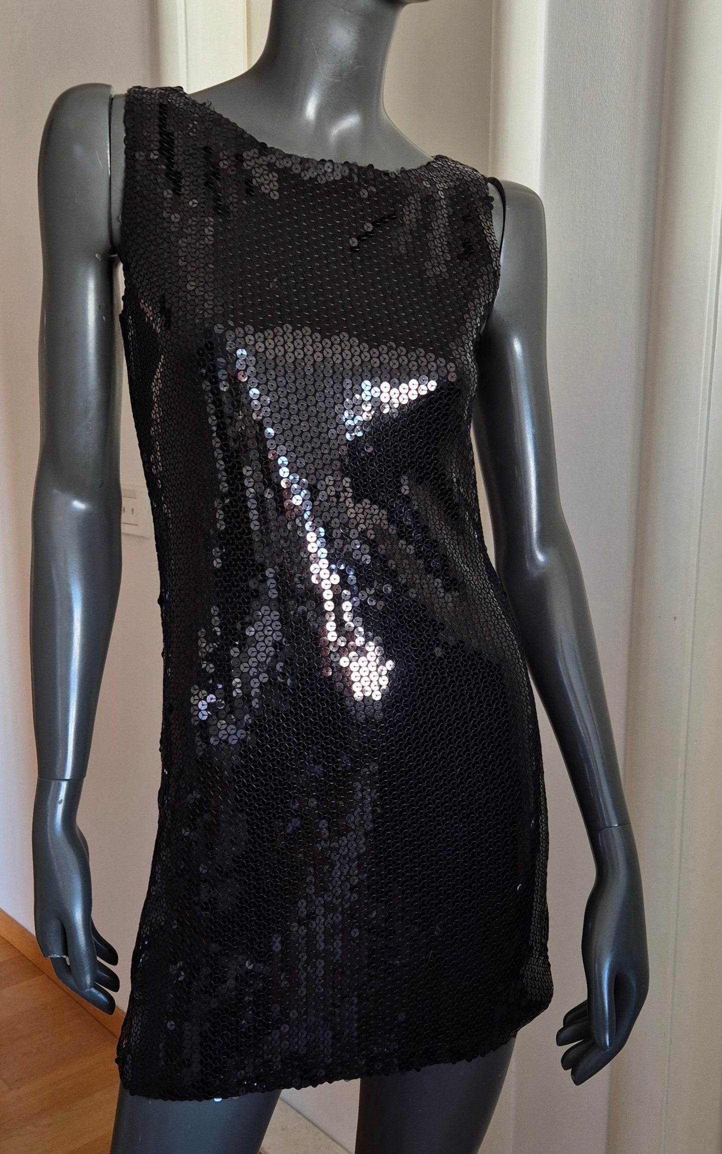 mala crna sequin haljina