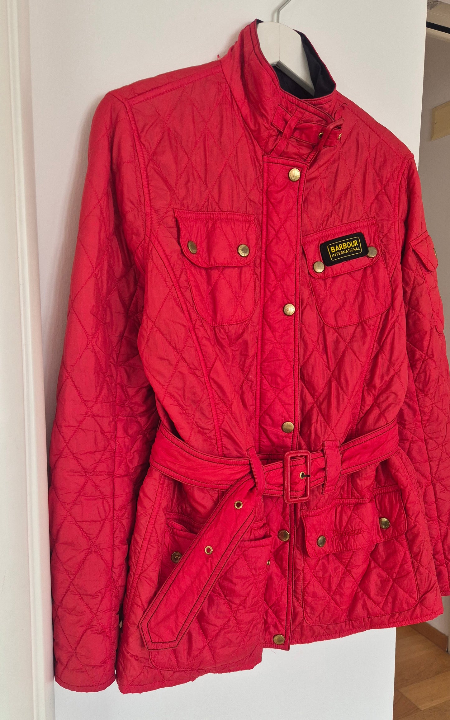 BARBOUR crvena proštepana jakna s remenom