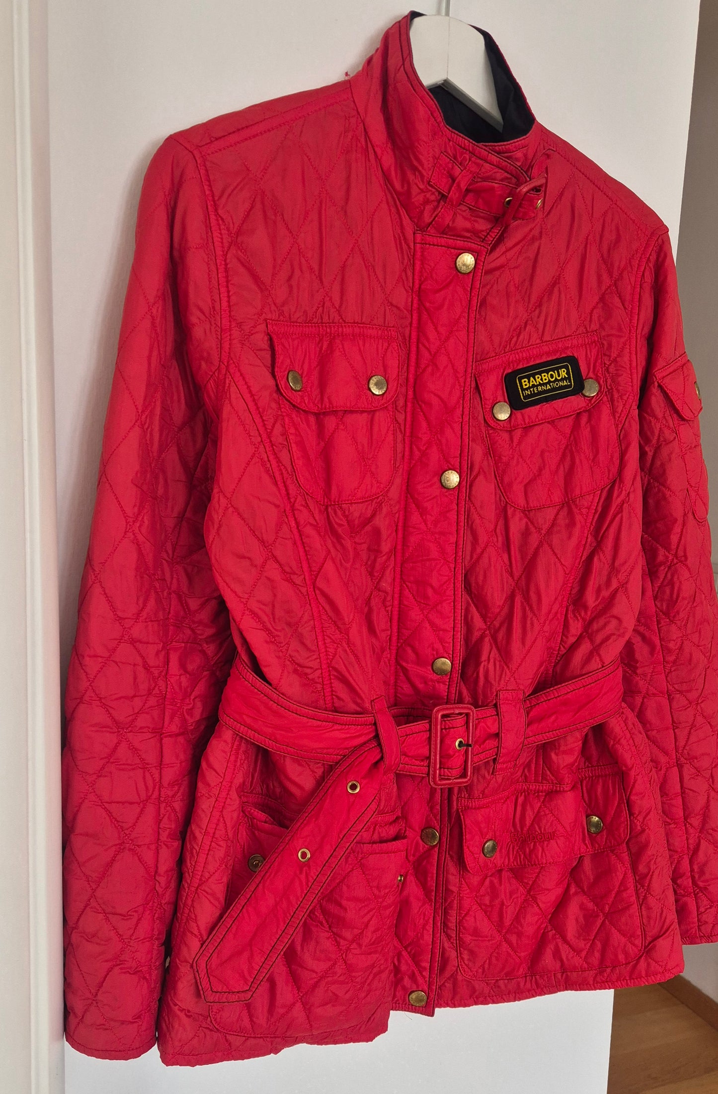 BARBOUR crvena proštepana jakna s remenom