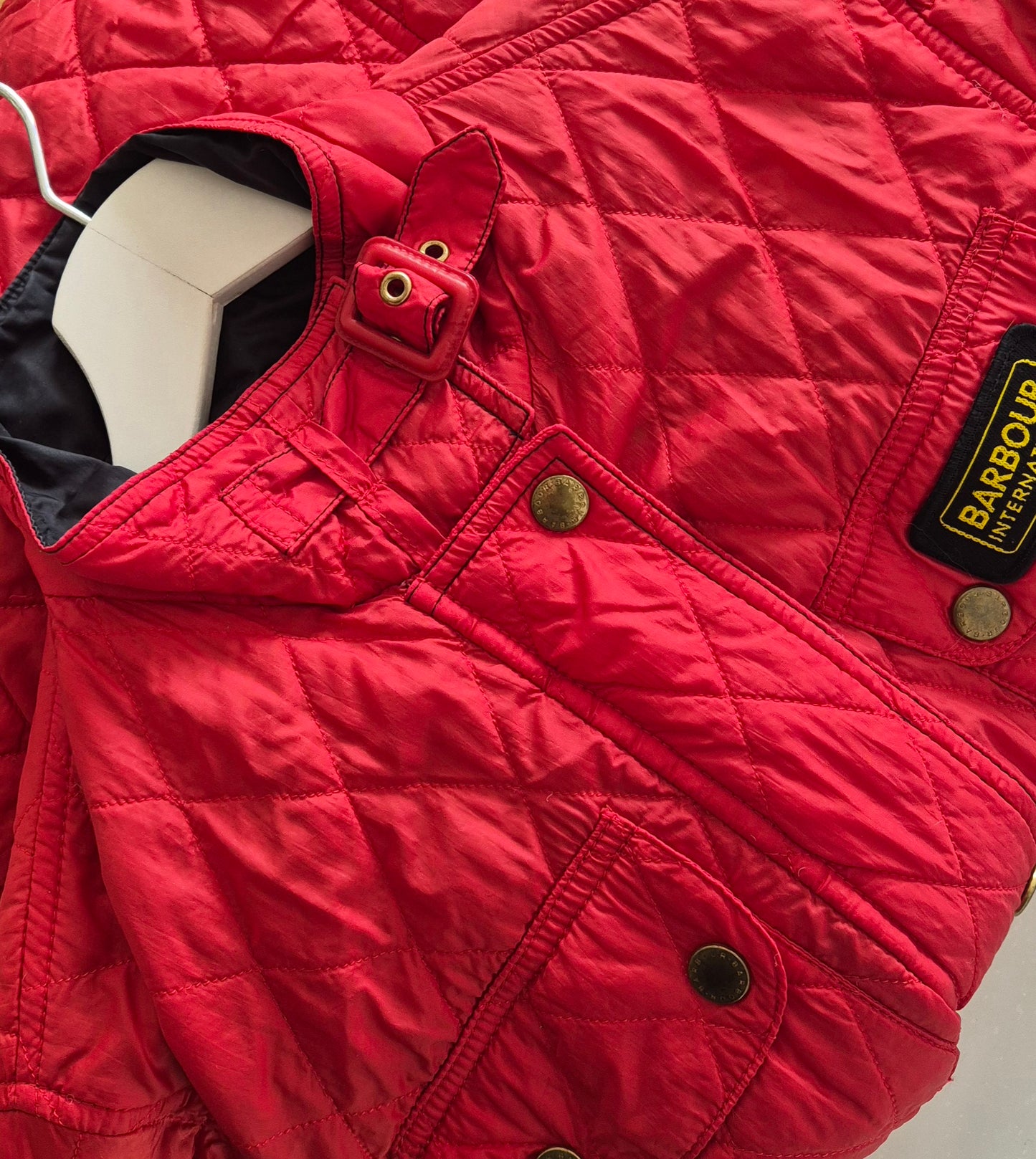BARBOUR crvena proštepana jakna s remenom