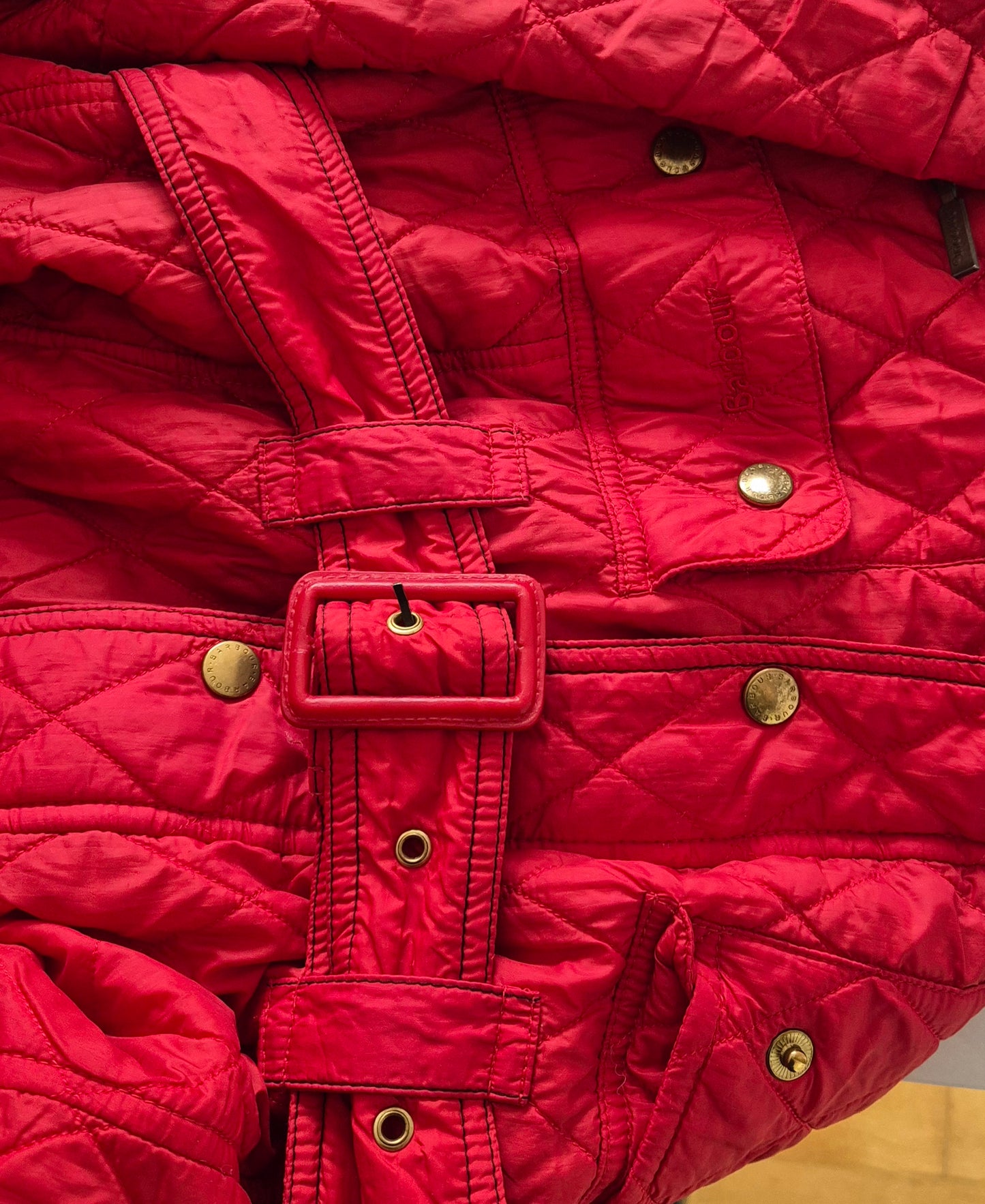 BARBOUR crvena proštepana jakna s remenom