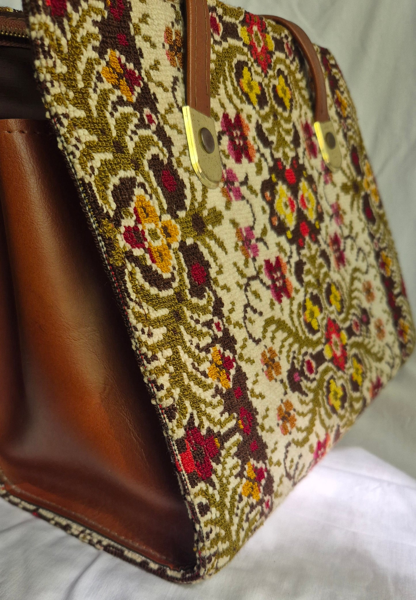 very very vintage tapestry torba