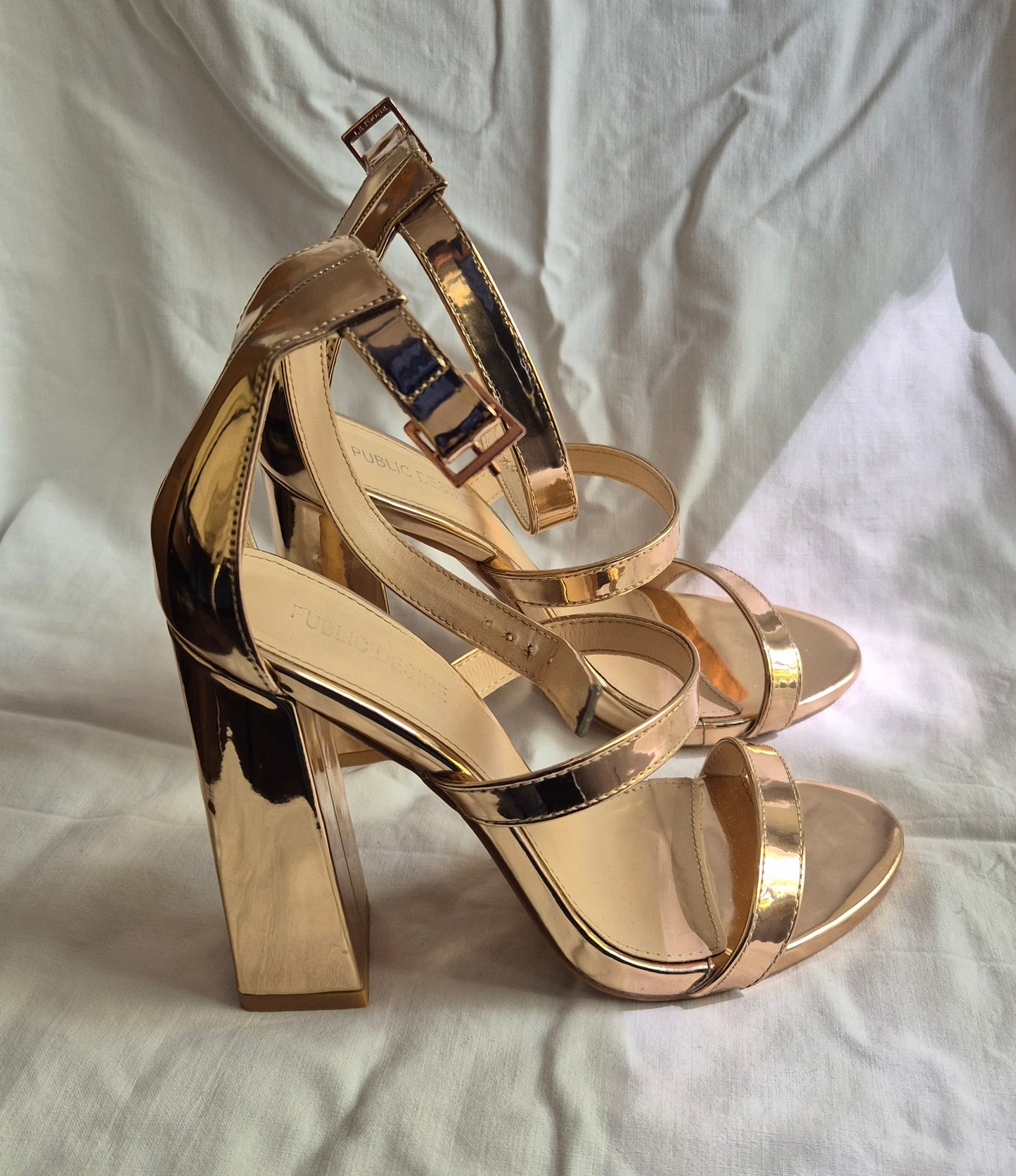PUBLIC DESIRE rose gold sandale