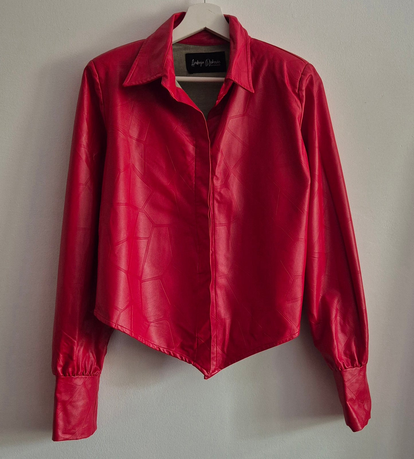 ANDREJA DJOKOVIĆ dizajnerska crvena košulja/jakna, imitacija kože