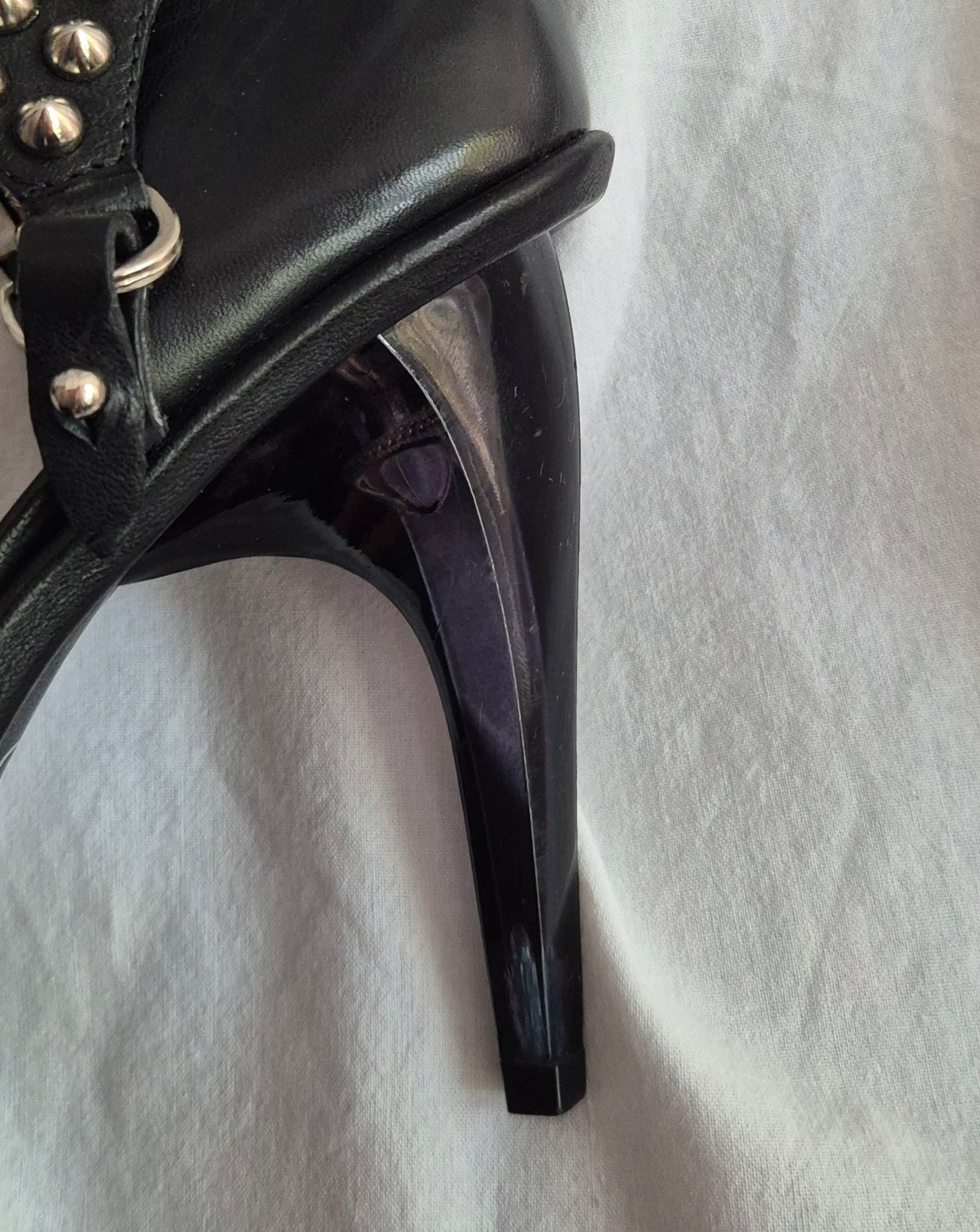 ALEXANDER MCQUEEN kožne sandale sa zakovicama i posebnom petom, 38