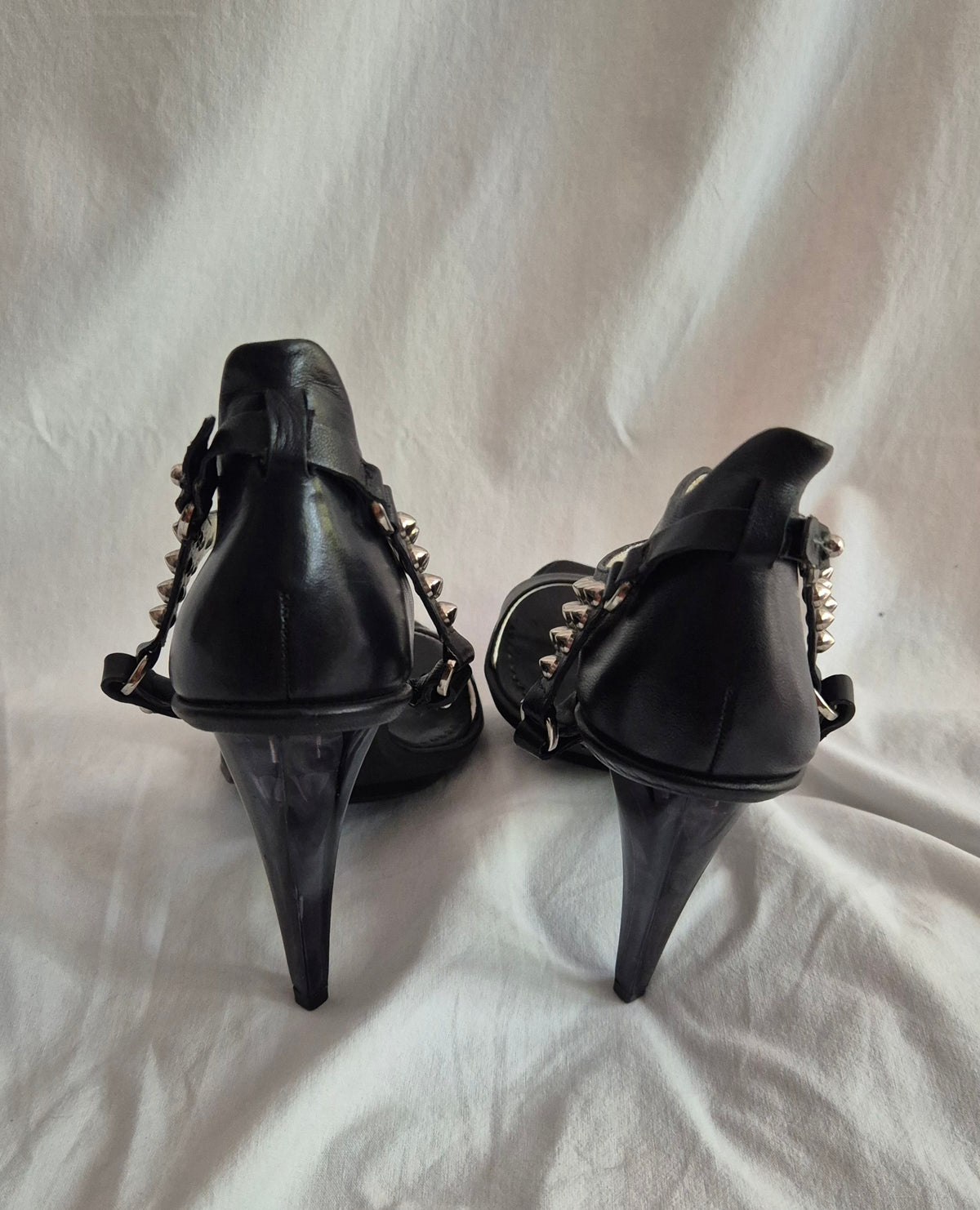 ALEXANDER MCQUEEN kožne sandale sa zakovicama i posebnom petom, 38