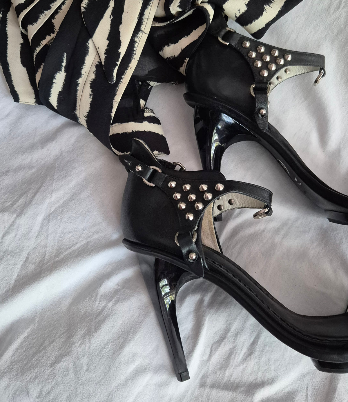 ALEXANDER MCQUEEN kožne sandale sa zakovicama i posebnom petom, 38