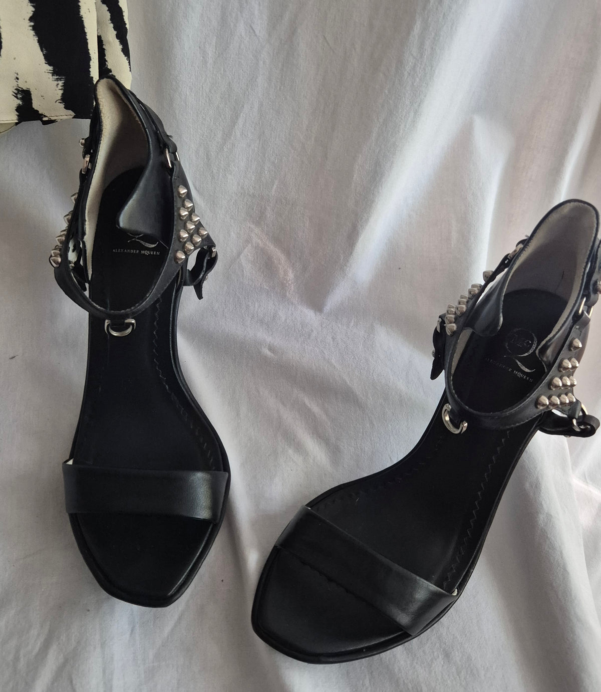 ALEXANDER MCQUEEN kožne sandale sa zakovicama i posebnom petom, 38